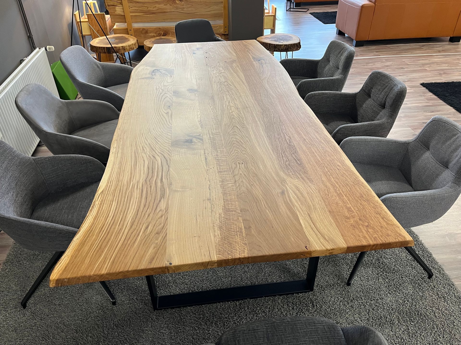 Gepolsterte Sitzmöbel mit Esstisch im Showroom von Gowld und Möbel Specht 