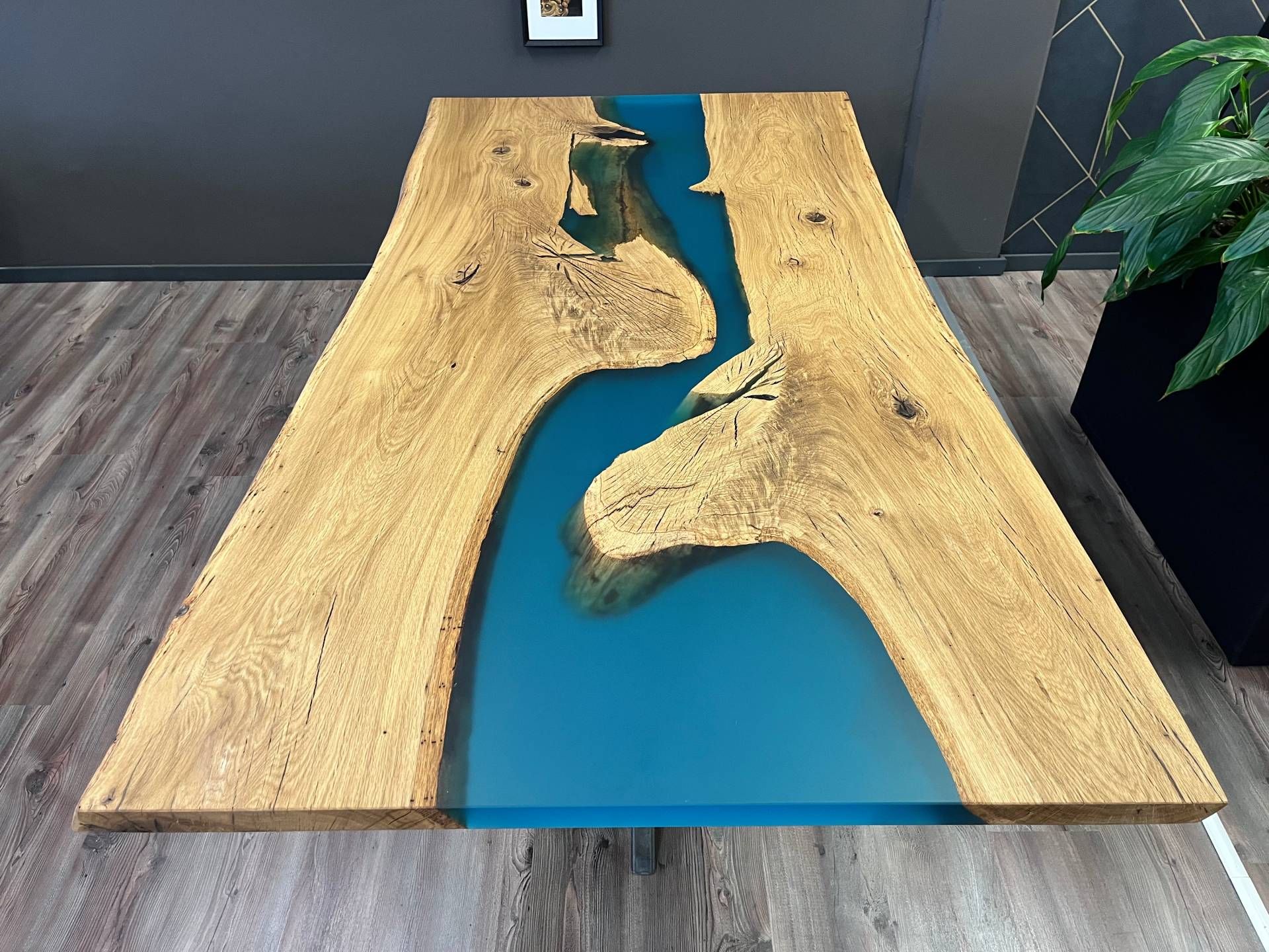 Massivholztisch mit türkisblauem Epoxidharz