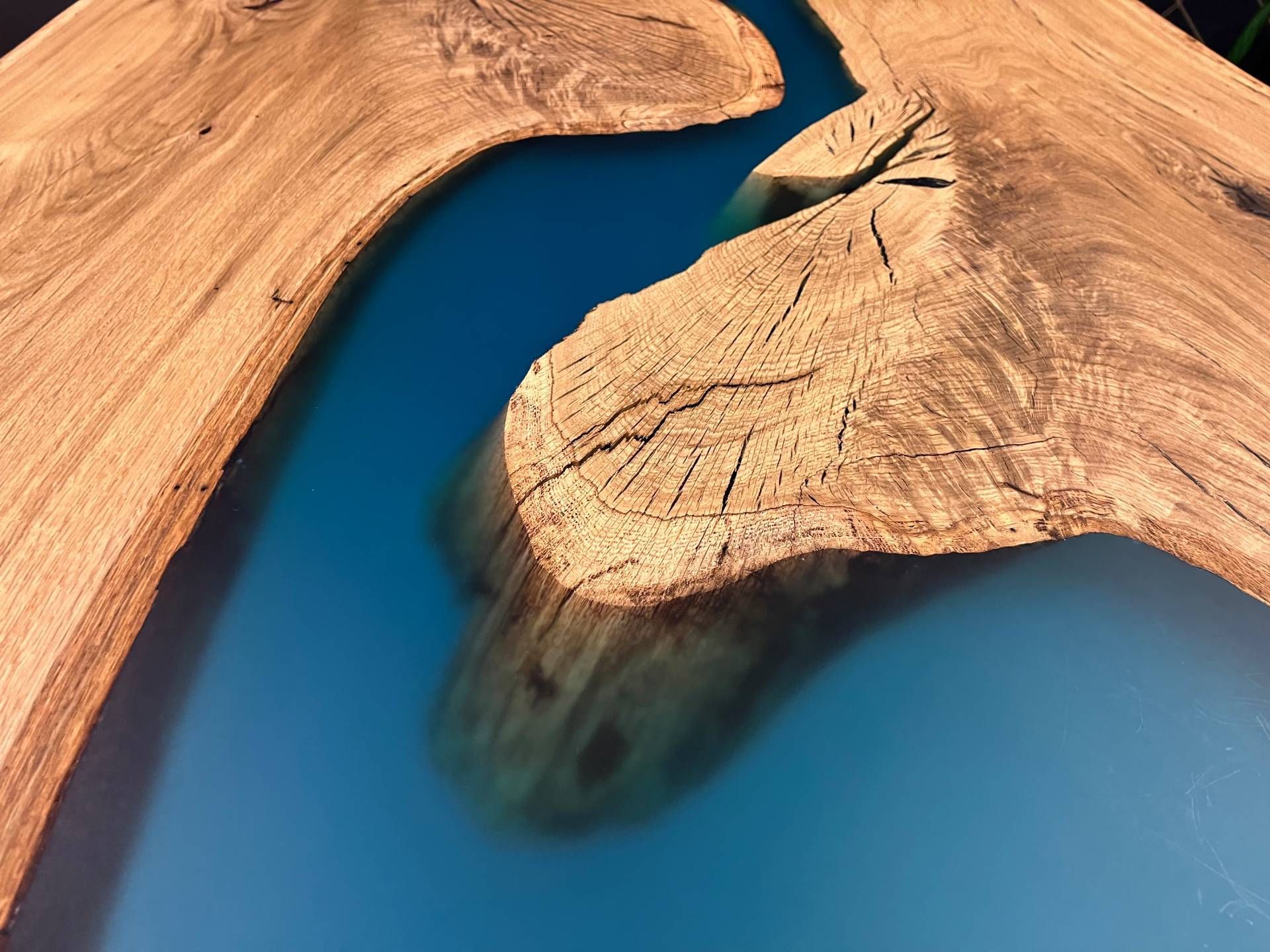 Nahaufnahme eines Epoxidharztisches mit türkisblauem Harz