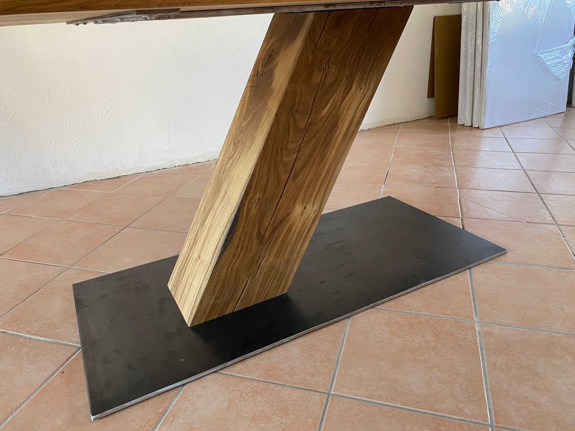 Holzpfosten mit Unterlegter schwarzer Platte