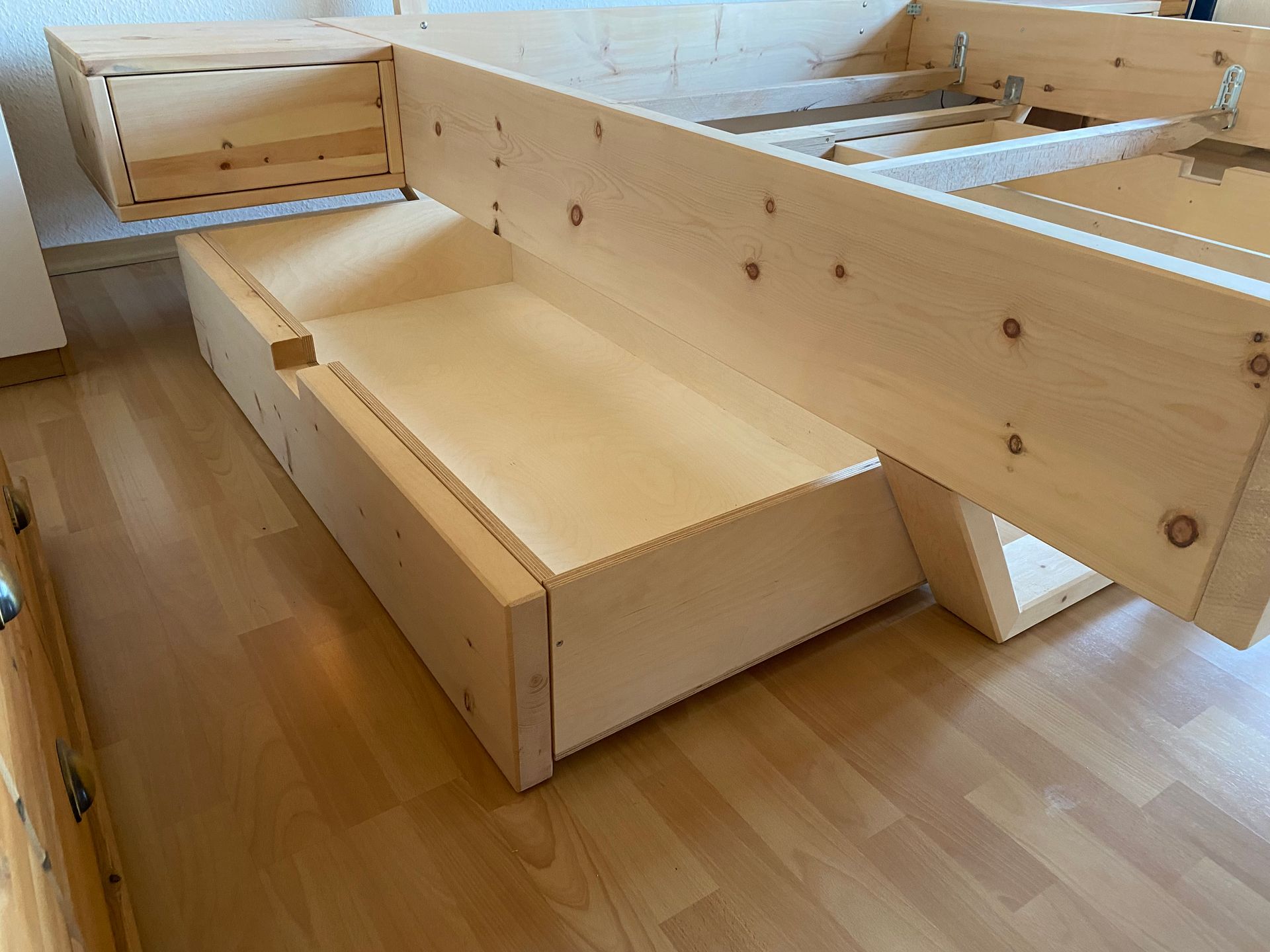 Bettrahmen aus Holz mit Bettkasten