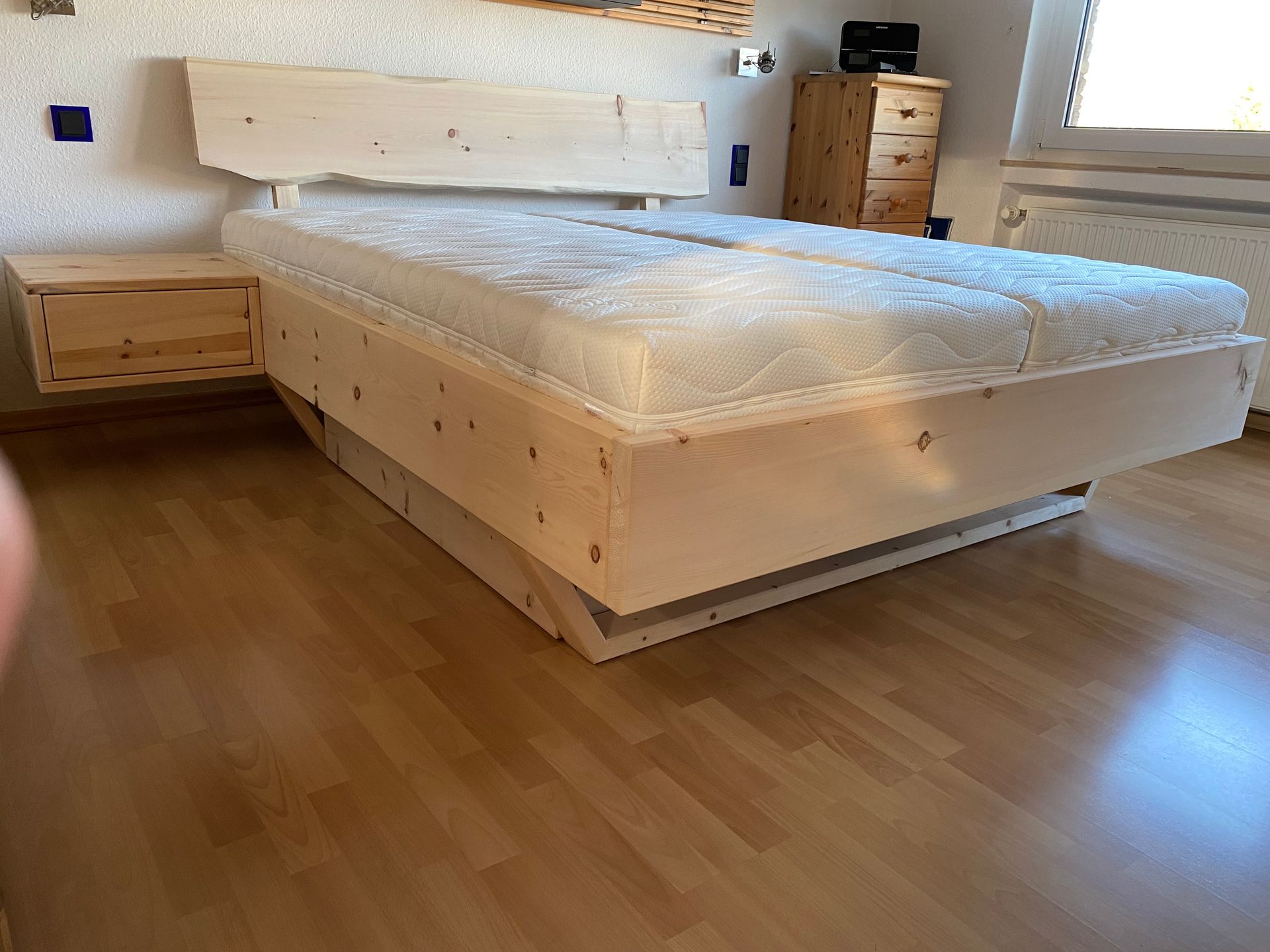 Holzbett frisch aufgestellt