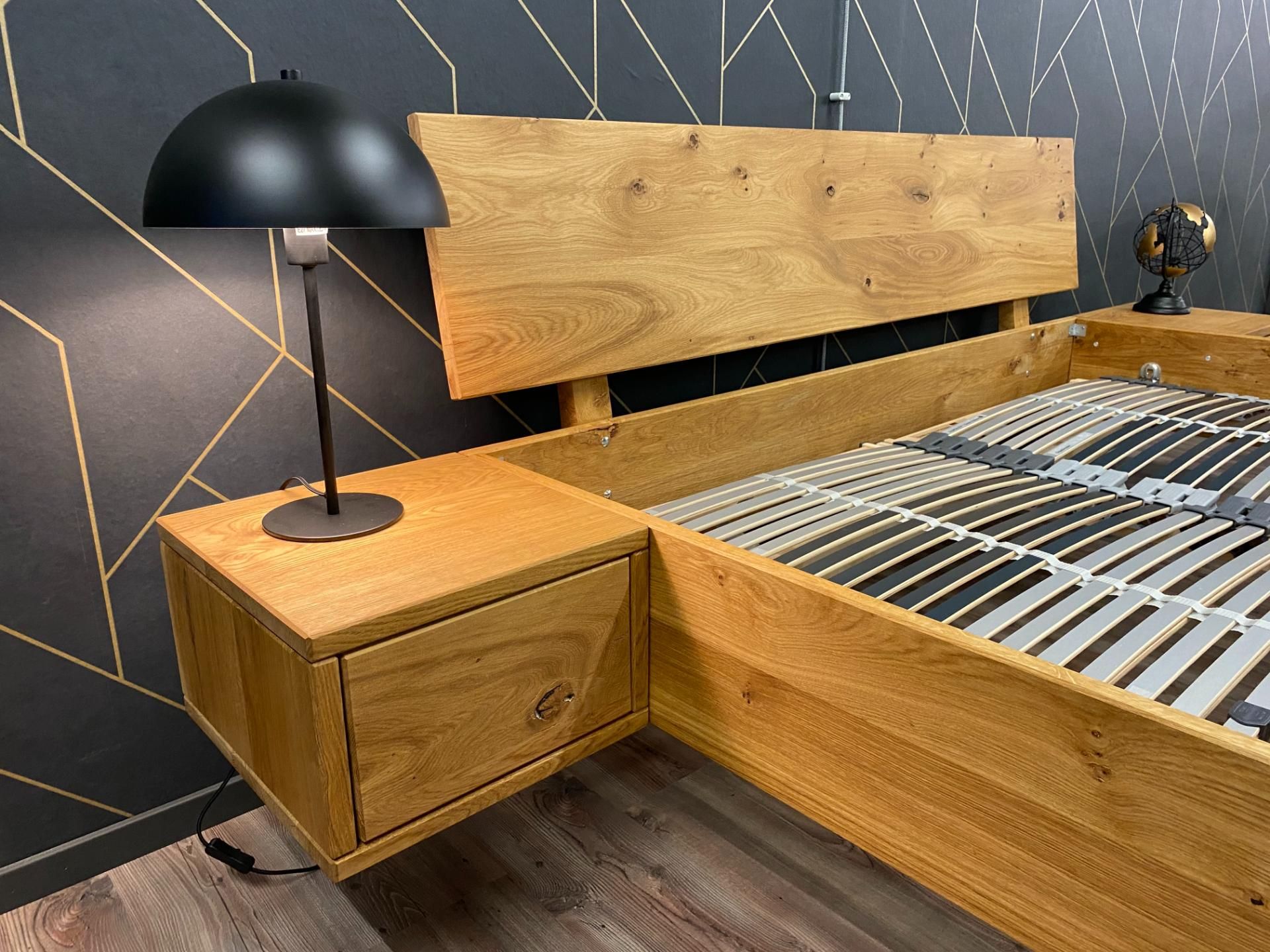 Massivholzbett mit integriertem Nachtisch, Stehlampe und Lattenrost von Möbel Specht