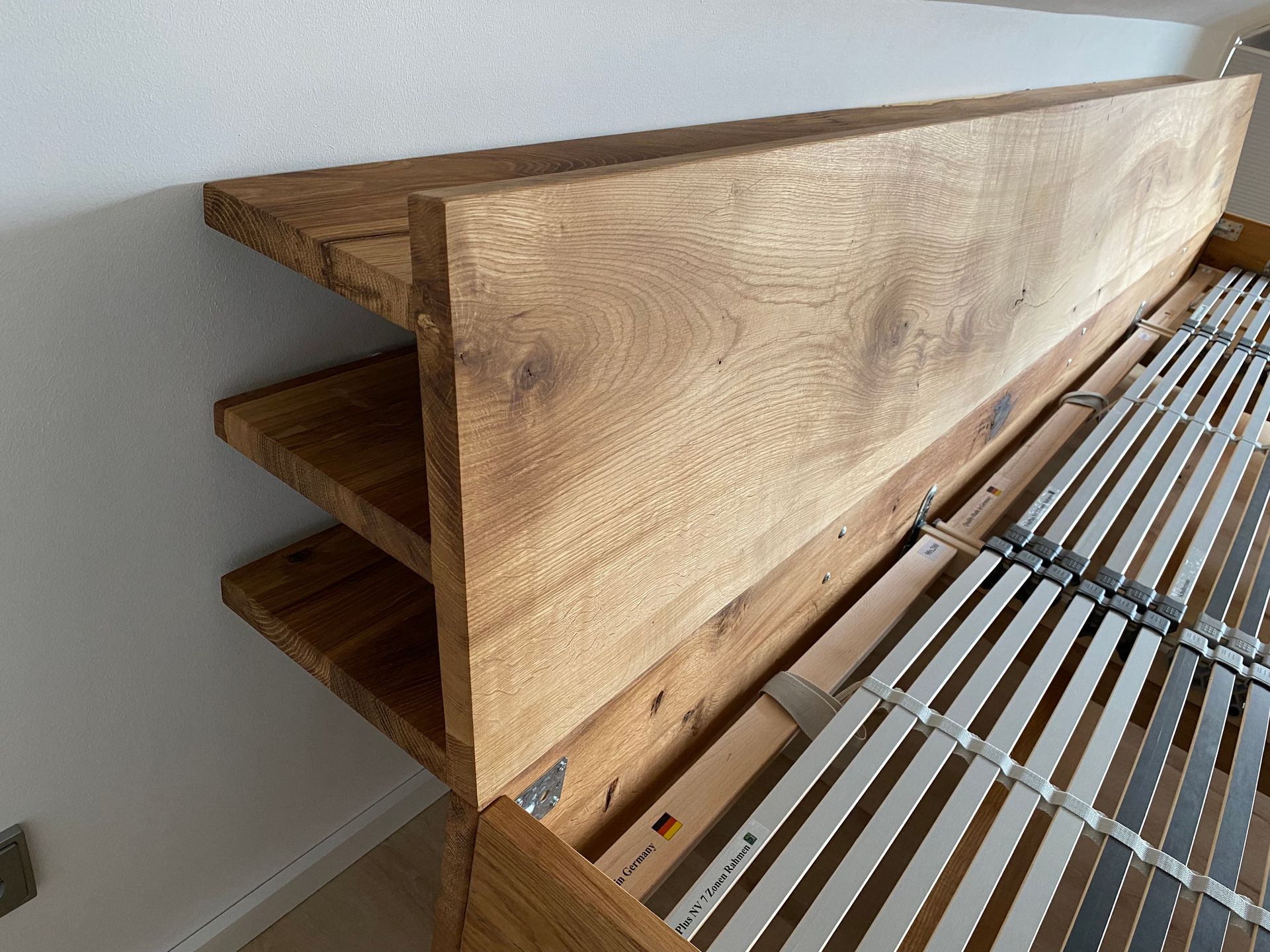 Holzkopfteil eines Bettes