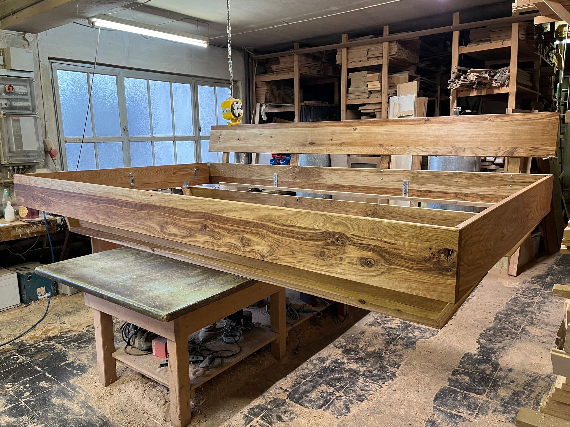 Baumstämme, die zur Lagerung aufgestapelt werden zur Möbelherstellung