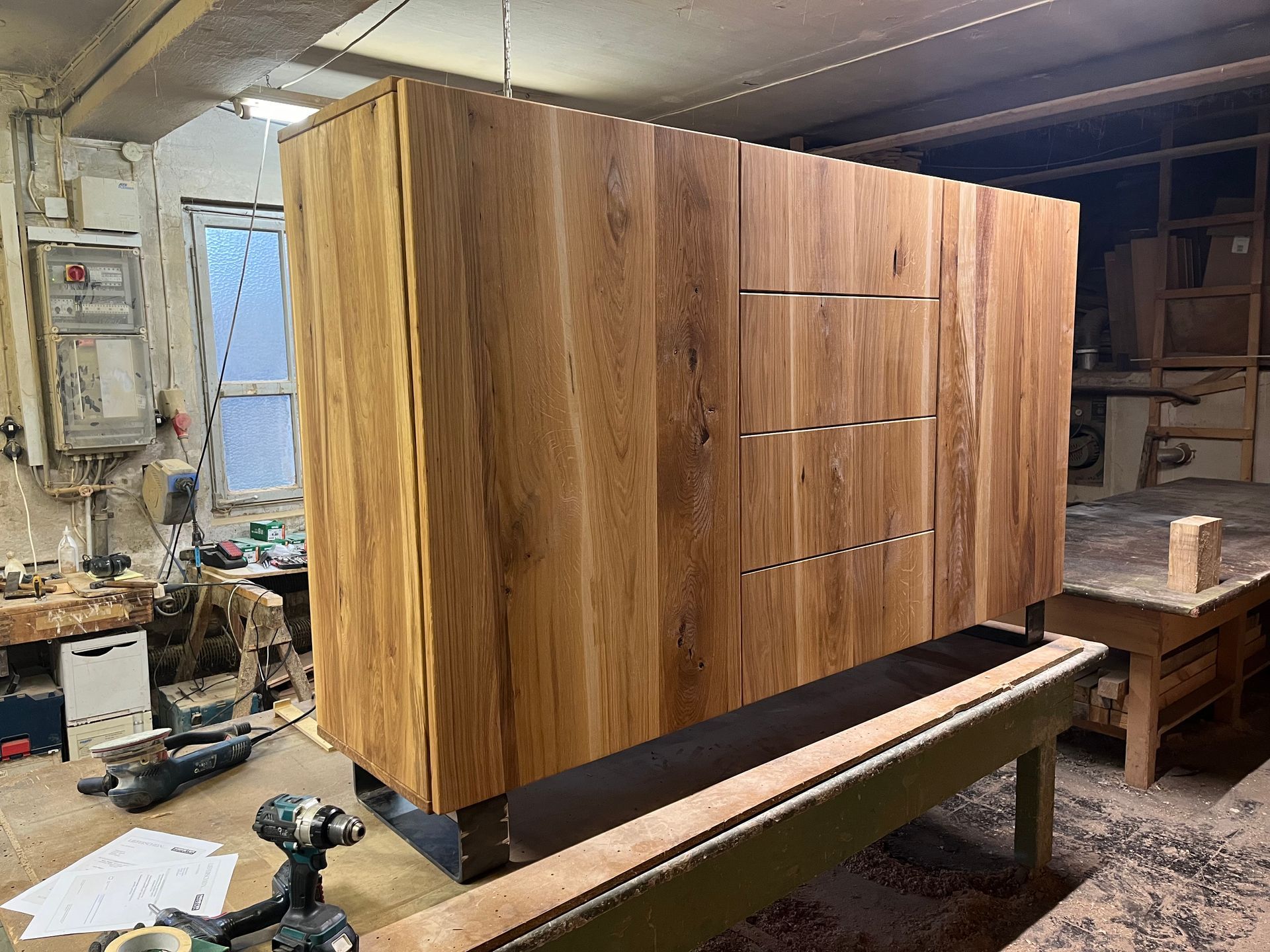 Ein Holzschrank auf einem Holztisch in der Schreinerei und Manufaktur Möbel Specht