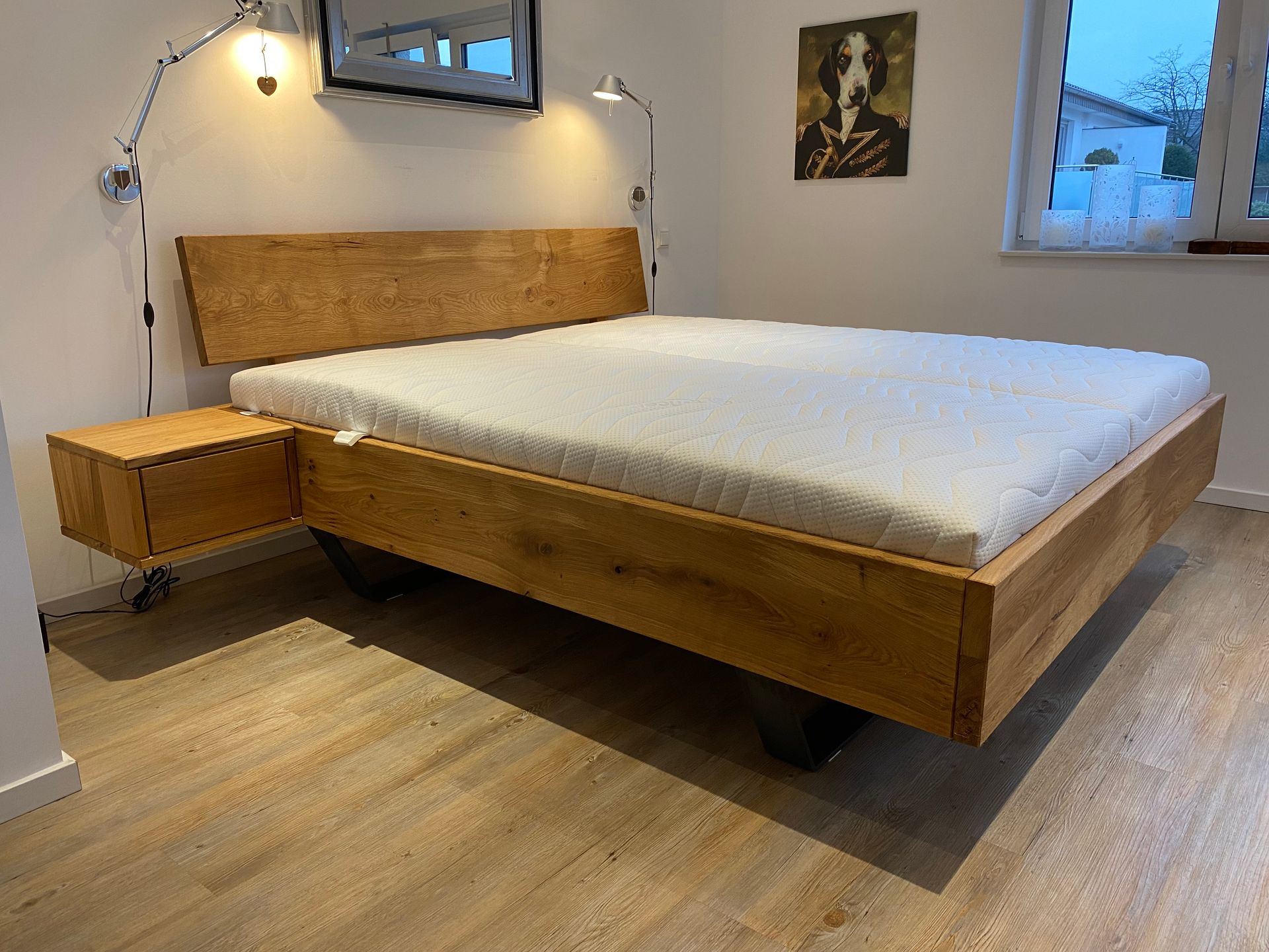 Neu aufgestellte Holzbett