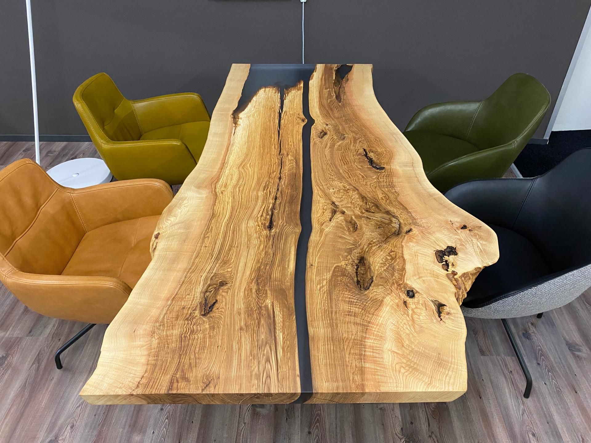 Massivholztisch mit dezentem neutralen Epoxidharz