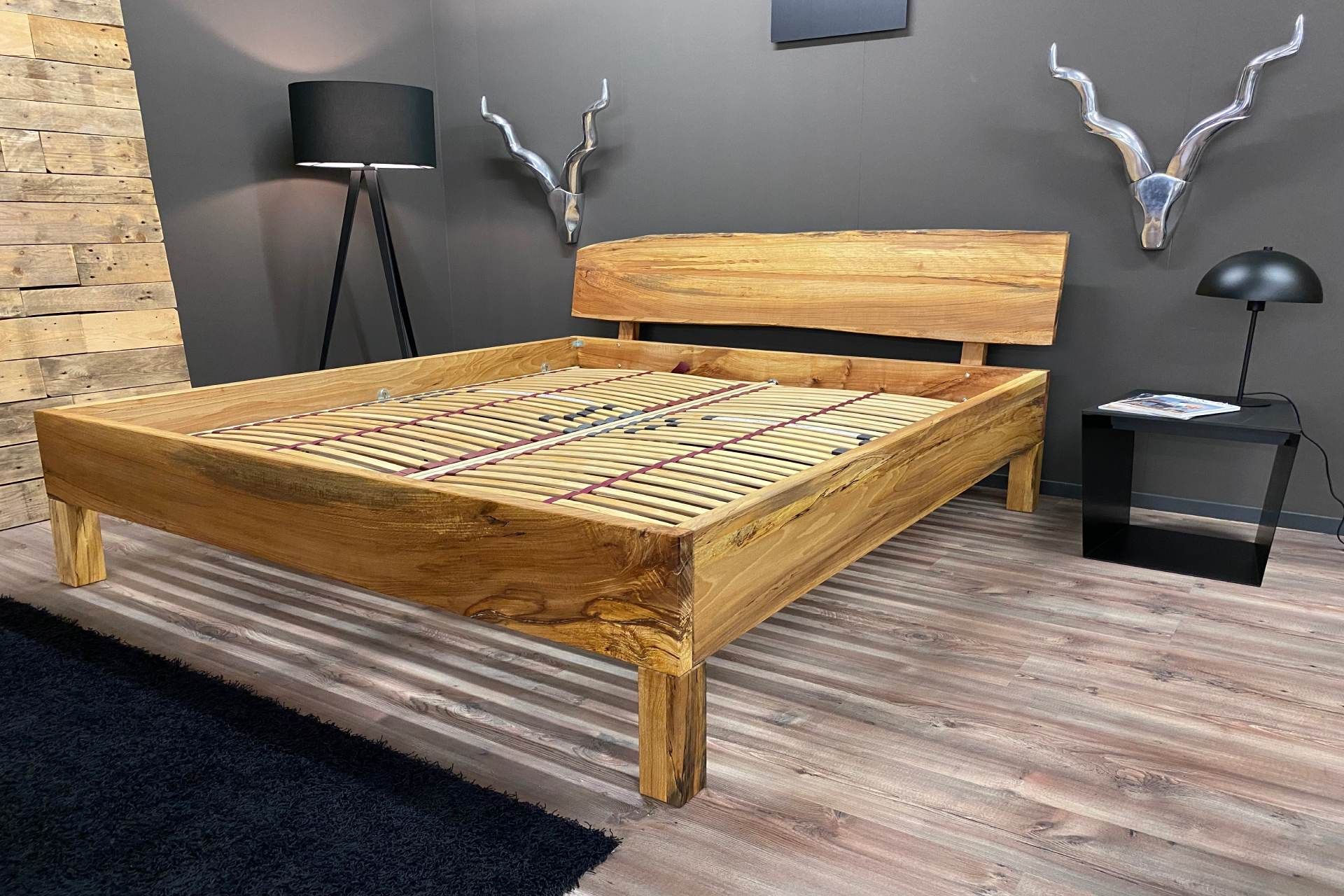 Handgefertigtes Massivholzbett im Showroom von Möbel Specht