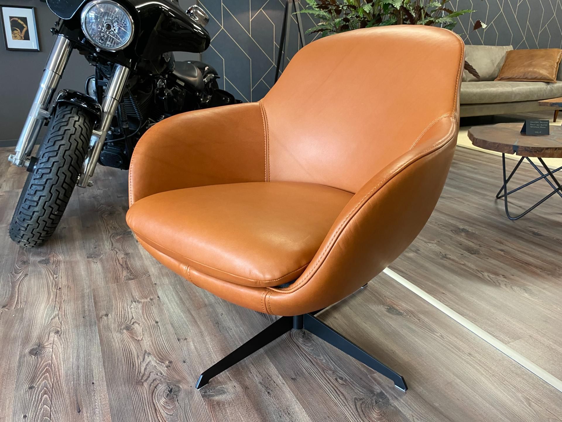 Gepolsterter Loungesessel in orangem Leder mit schwarzen Metallbeinen