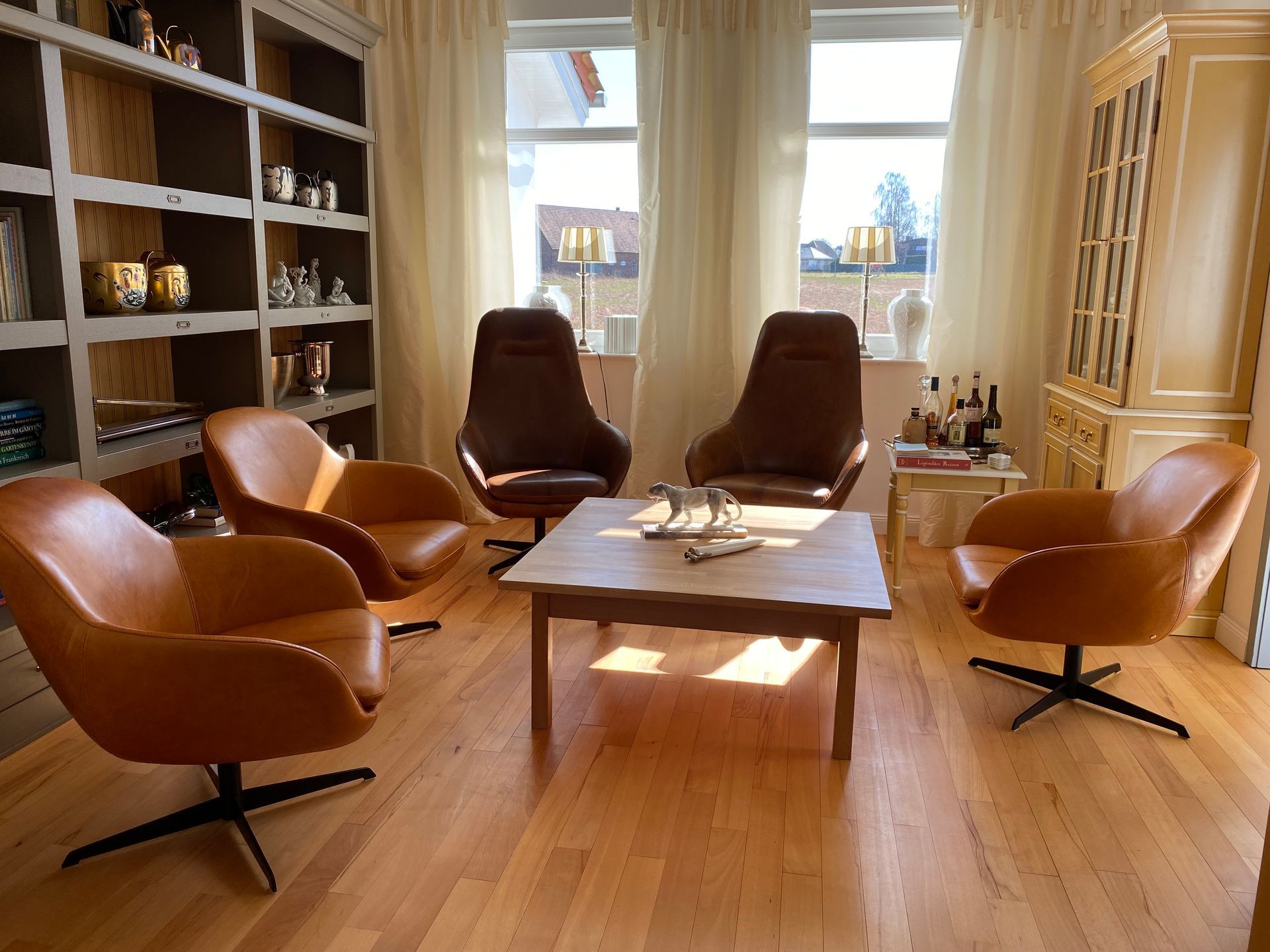 Sitzgruppe mit Tisch und Lederstühlen