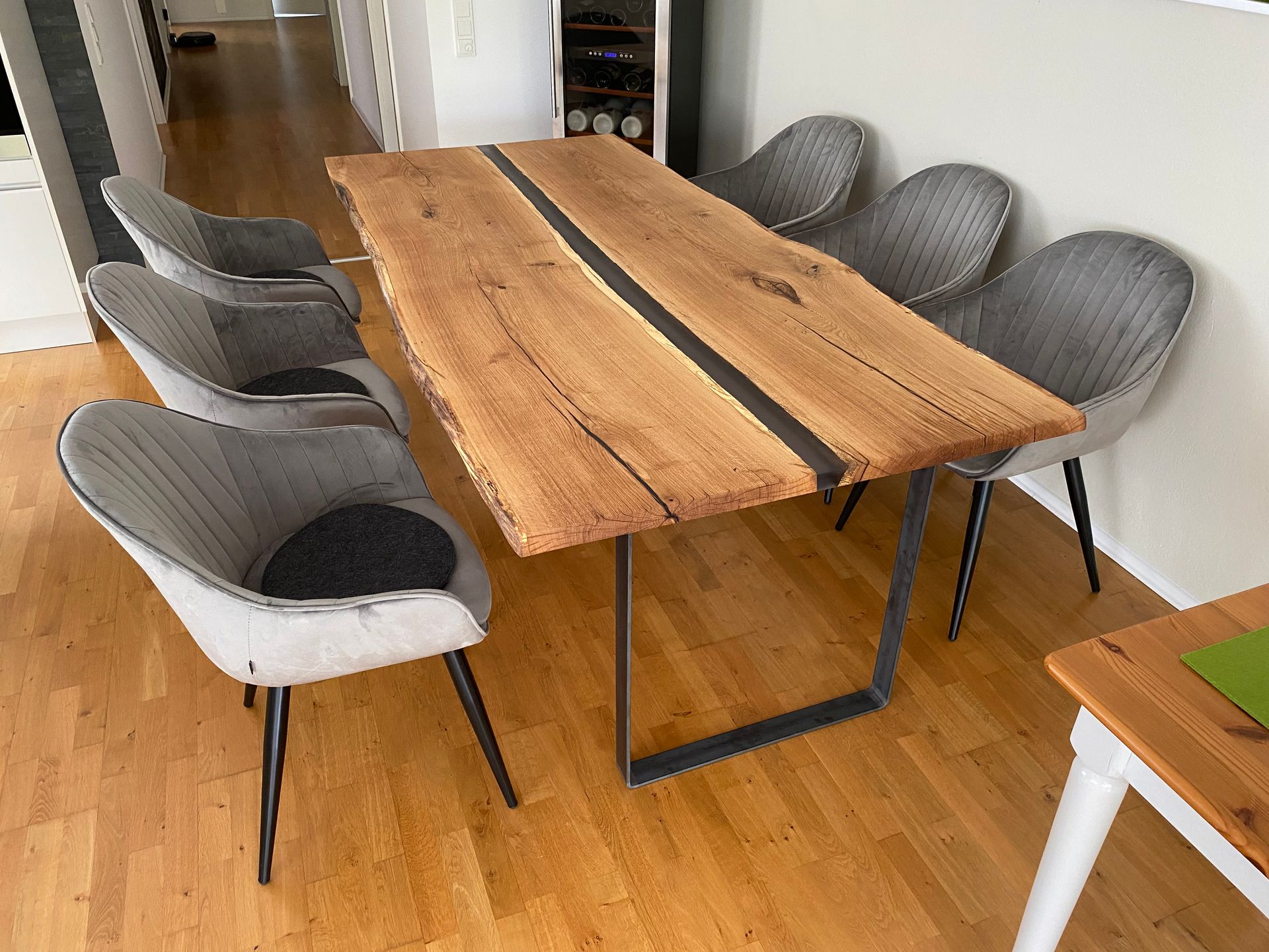 Holztisch mit grauen Stühlen