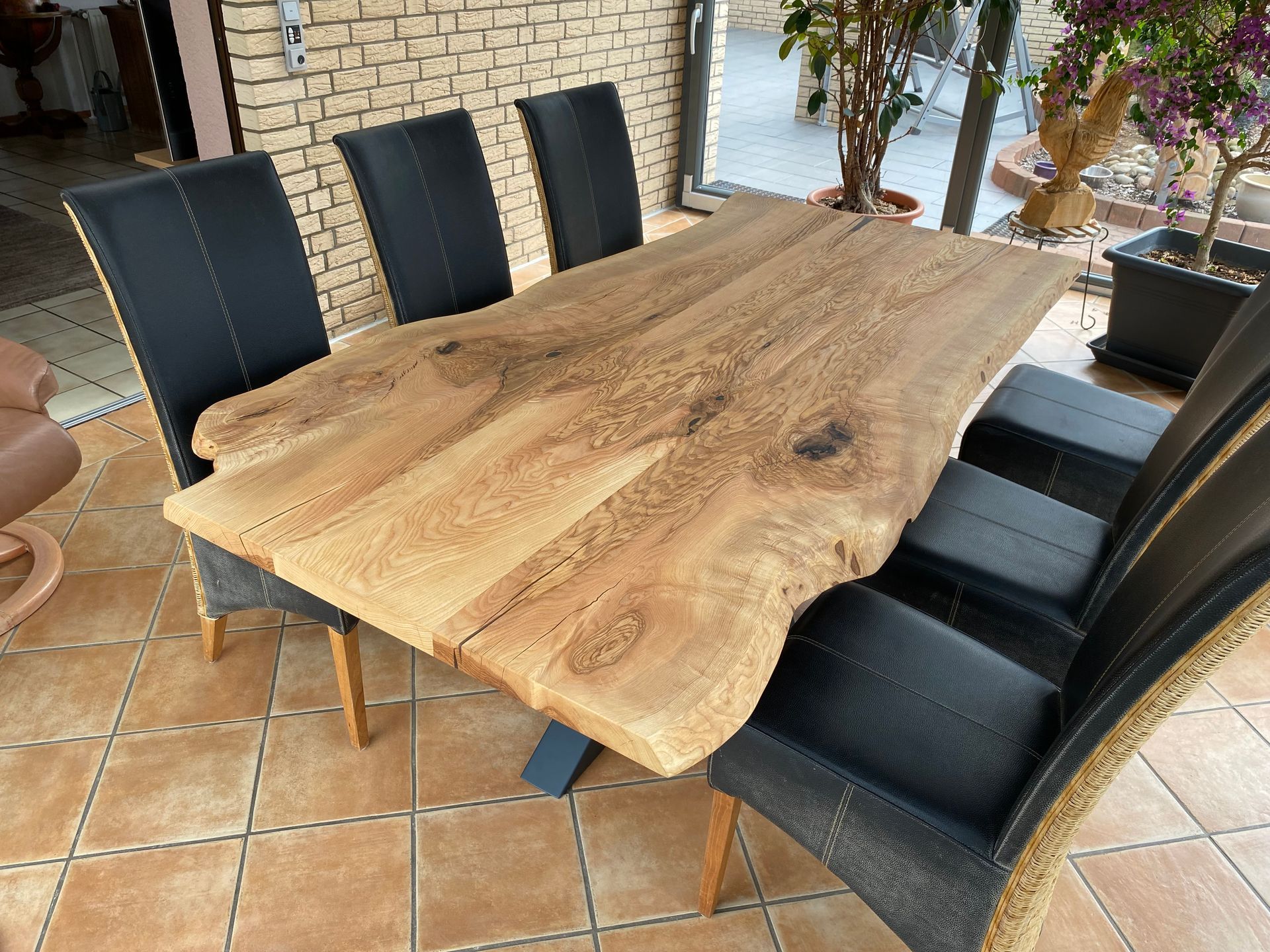 Holztisch mit schwarzen Stühlen