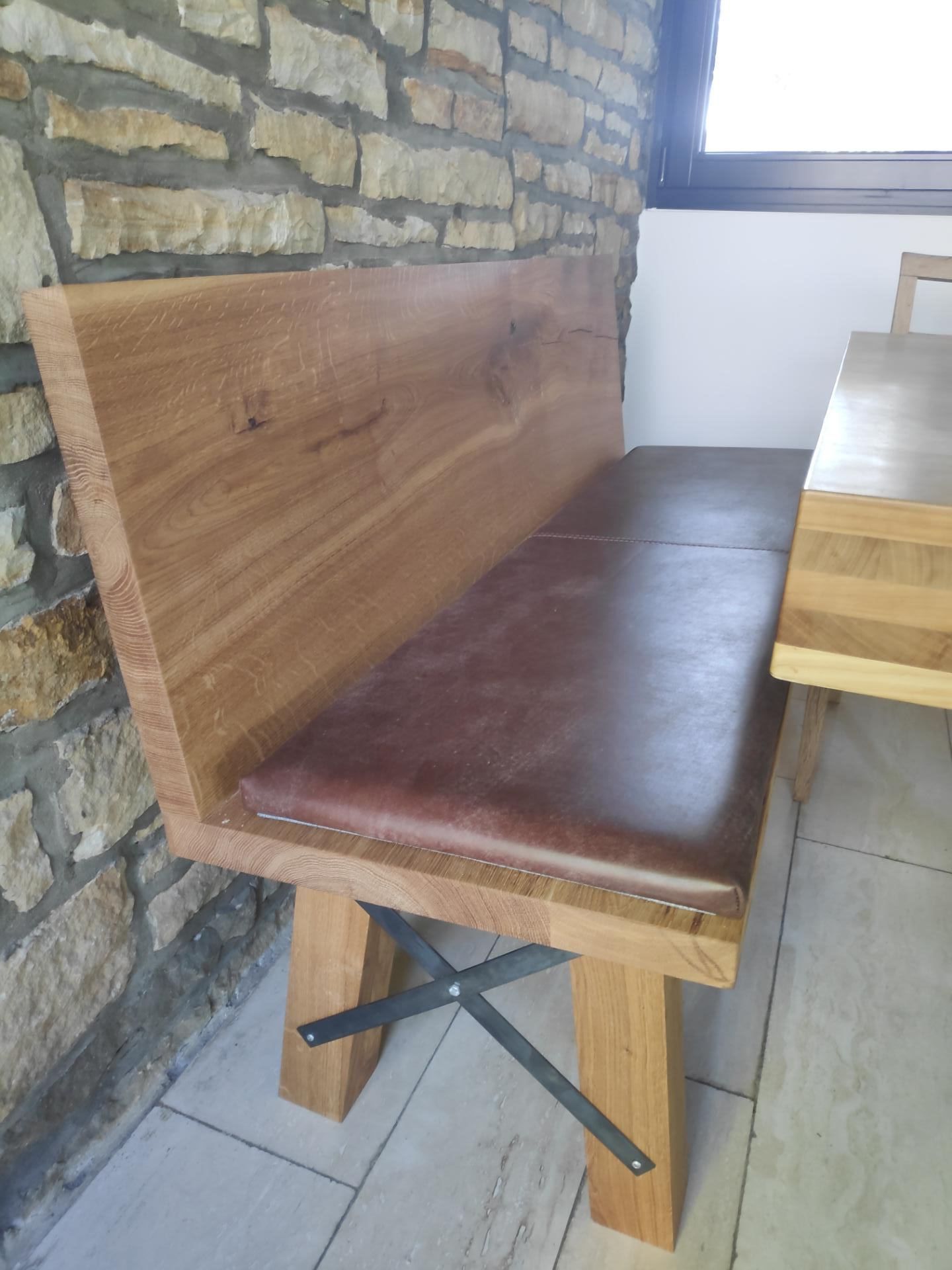 Holzsitzbank im Esszimmer mit Rückenlehne und gepolsterten Sitzen in braunem Leder