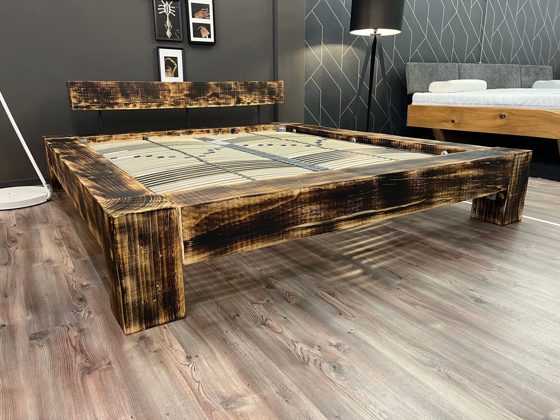 Rustikales Holzbettgestell und Kopfteil mit Used-Look. Dunkles Holz im Schlafzimmer.