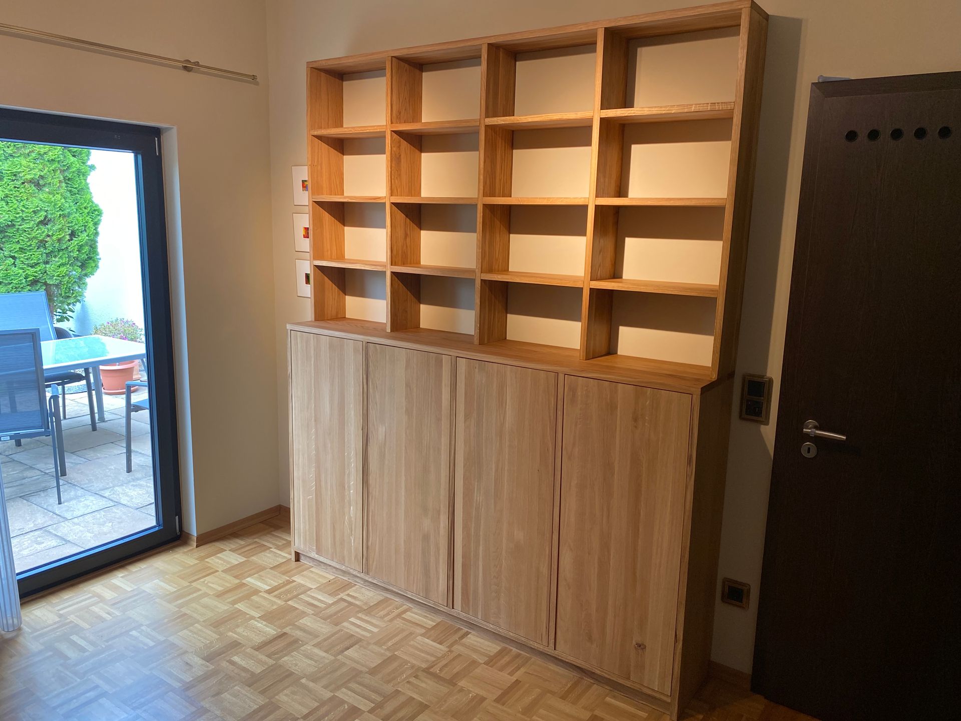 Schrank aus Holz mit Fächern im oberen Teil