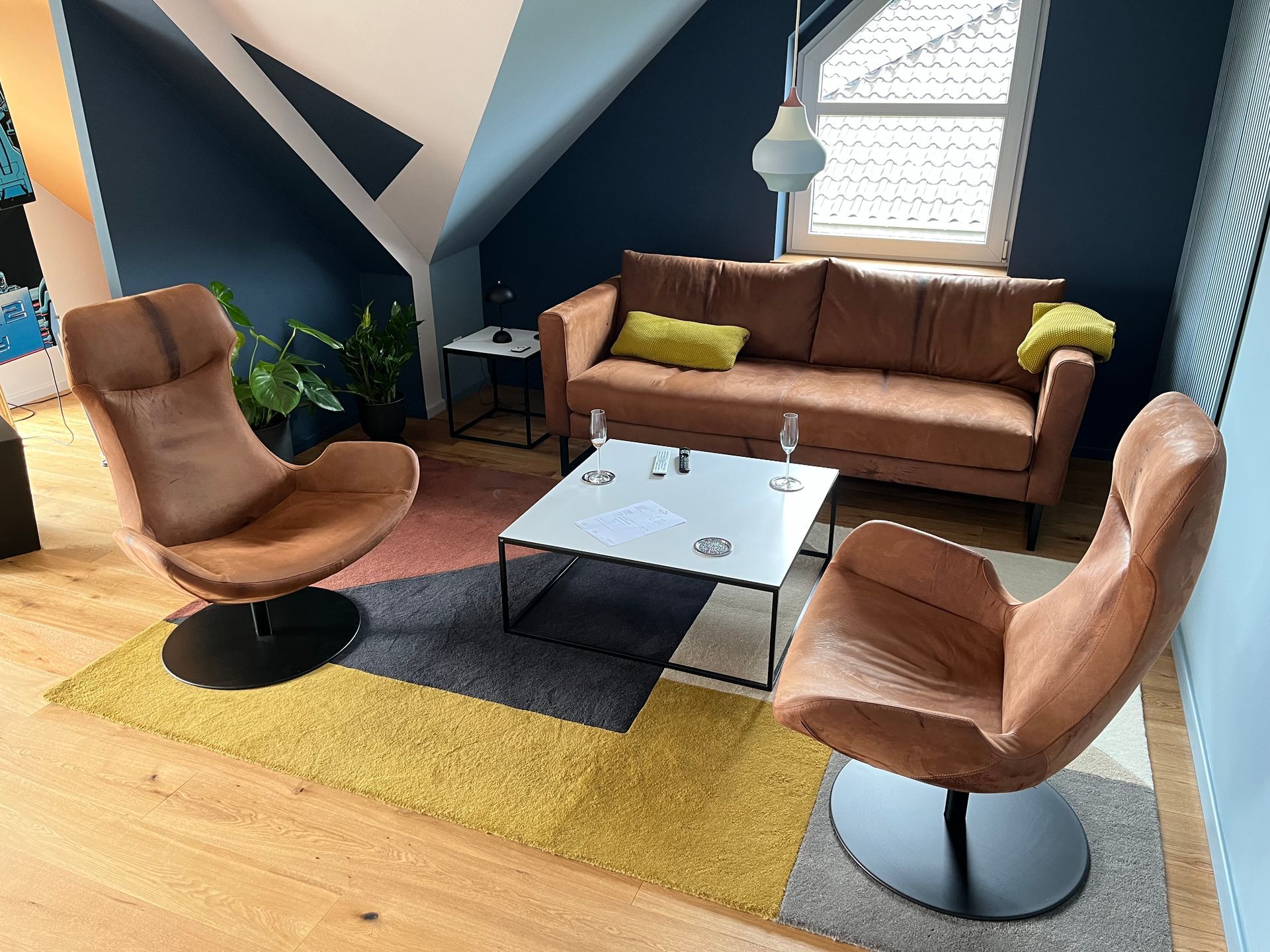 Sitzecke mit 2 Stühlen einer Couch und einem Tisch