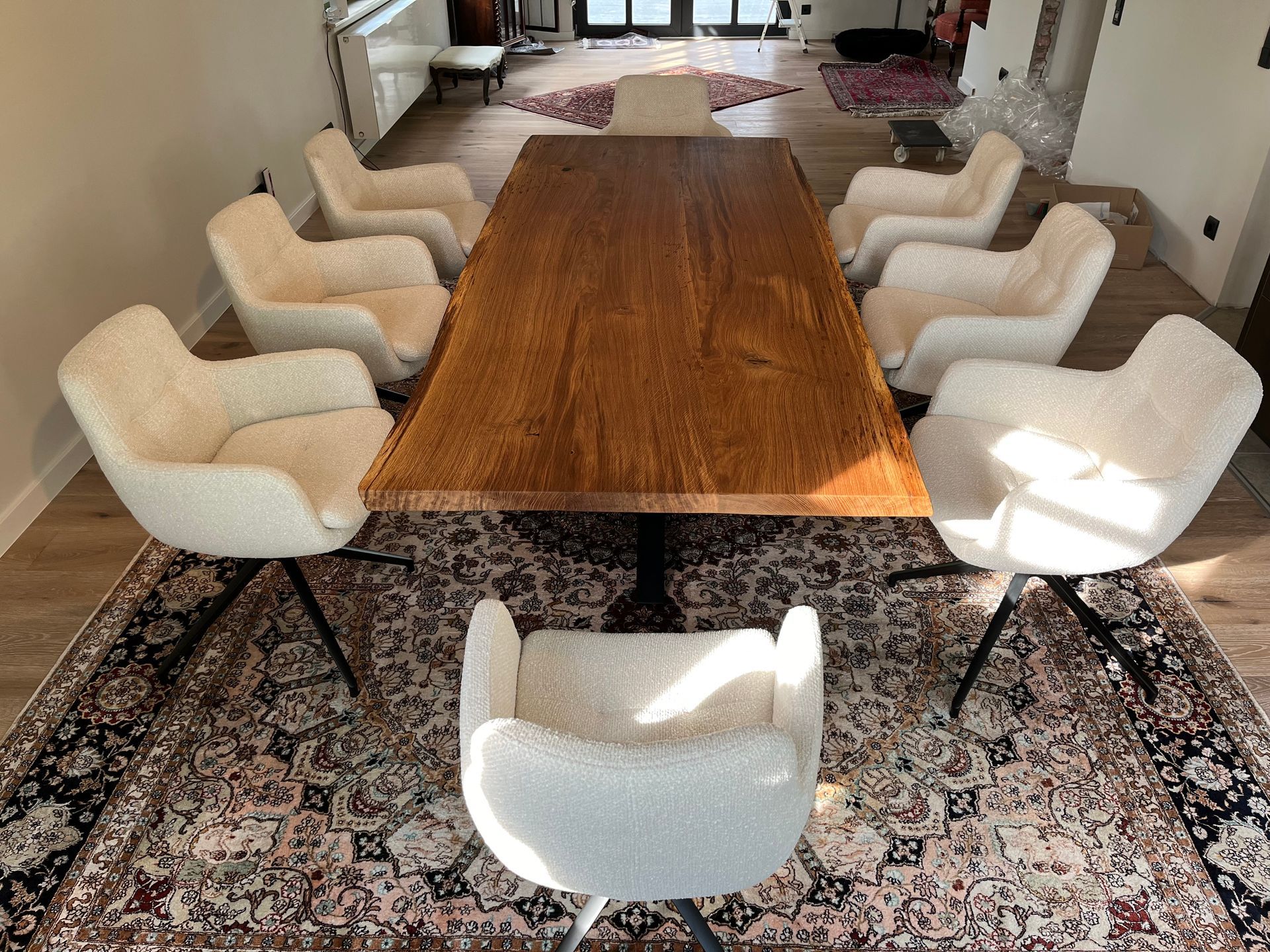 Esstisch mit weißen Stühlen