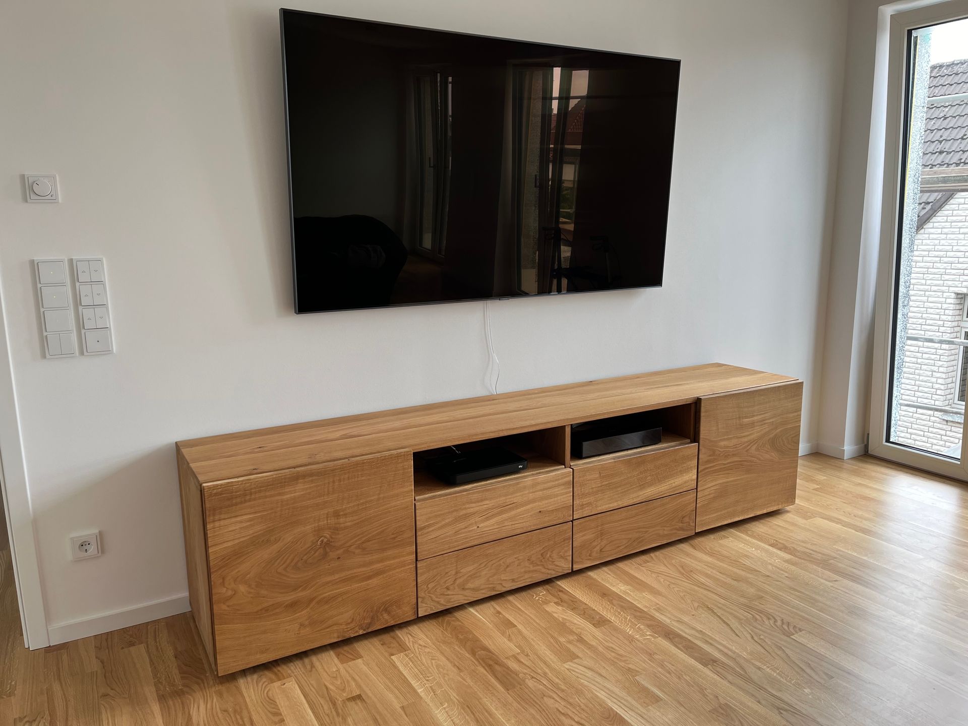 Fernsehschrank aus Holz