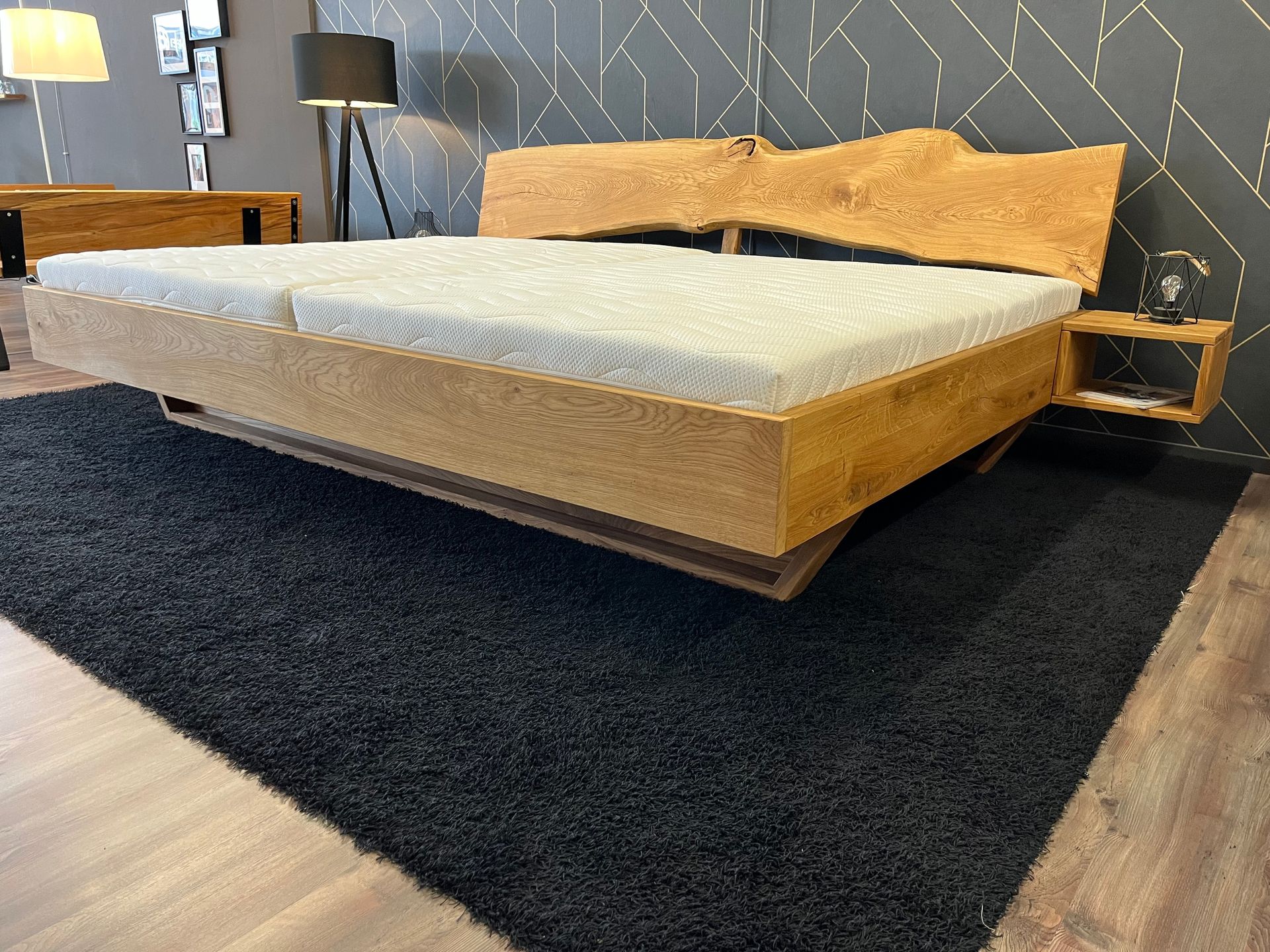 Doppelbett Holzrahmen Auf einem schwarzen Teppich