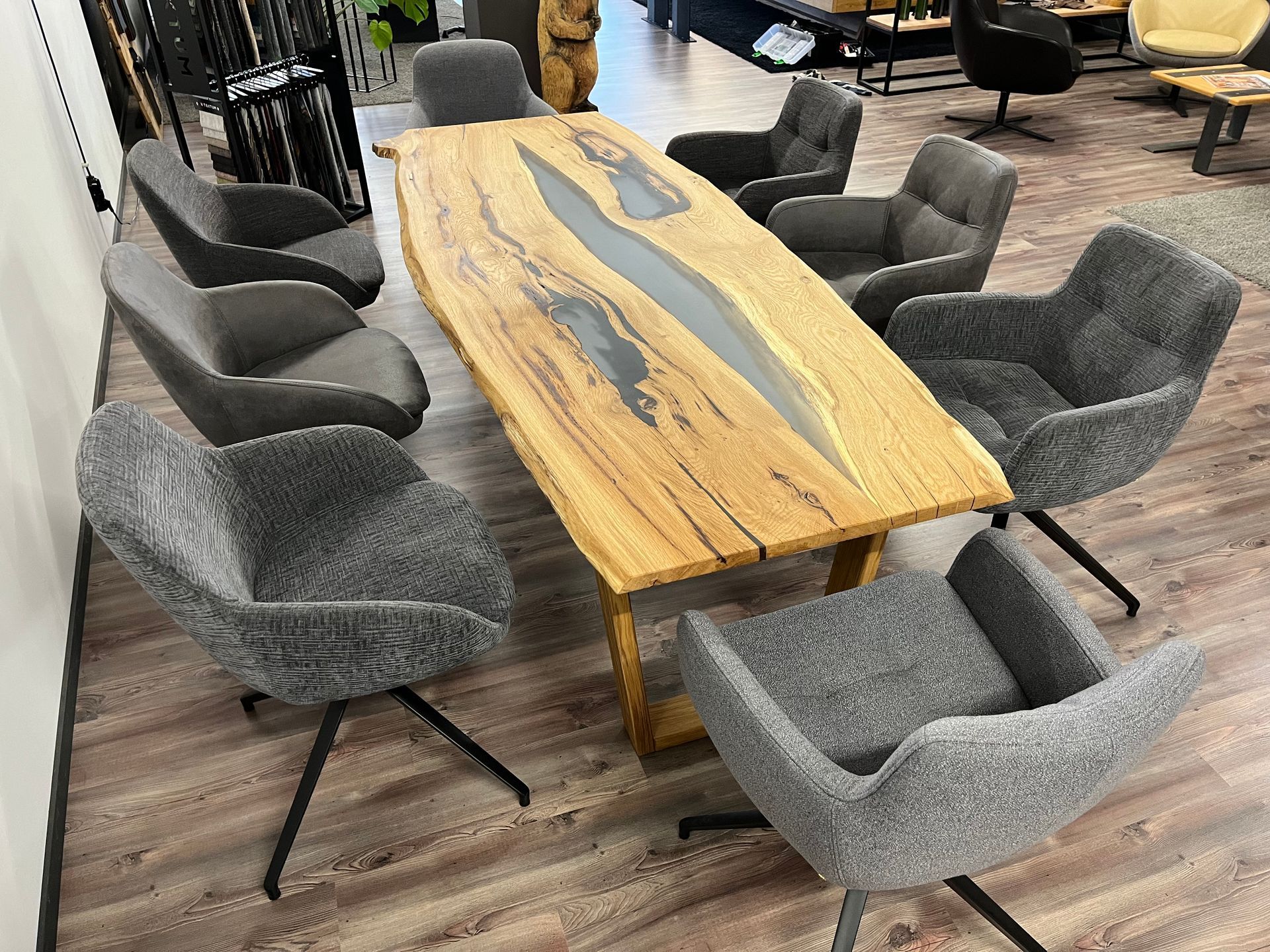 Gepolsterter Loungesessel in orangem Leder mit schwarzen Metallbeinen