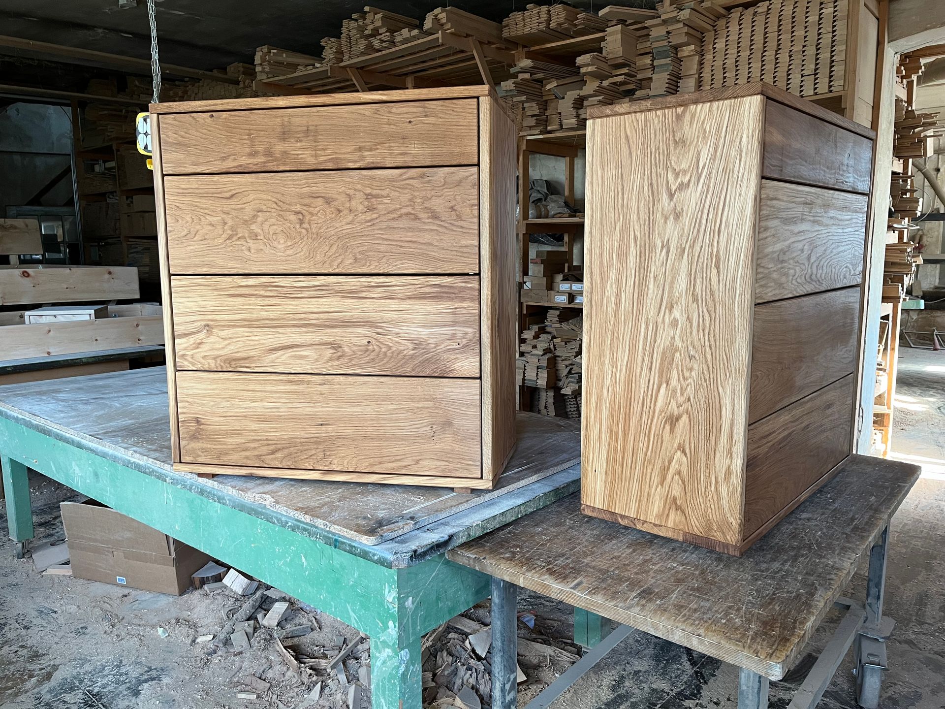 Zwei Holzkommoden stehen auf einem Holztisch.