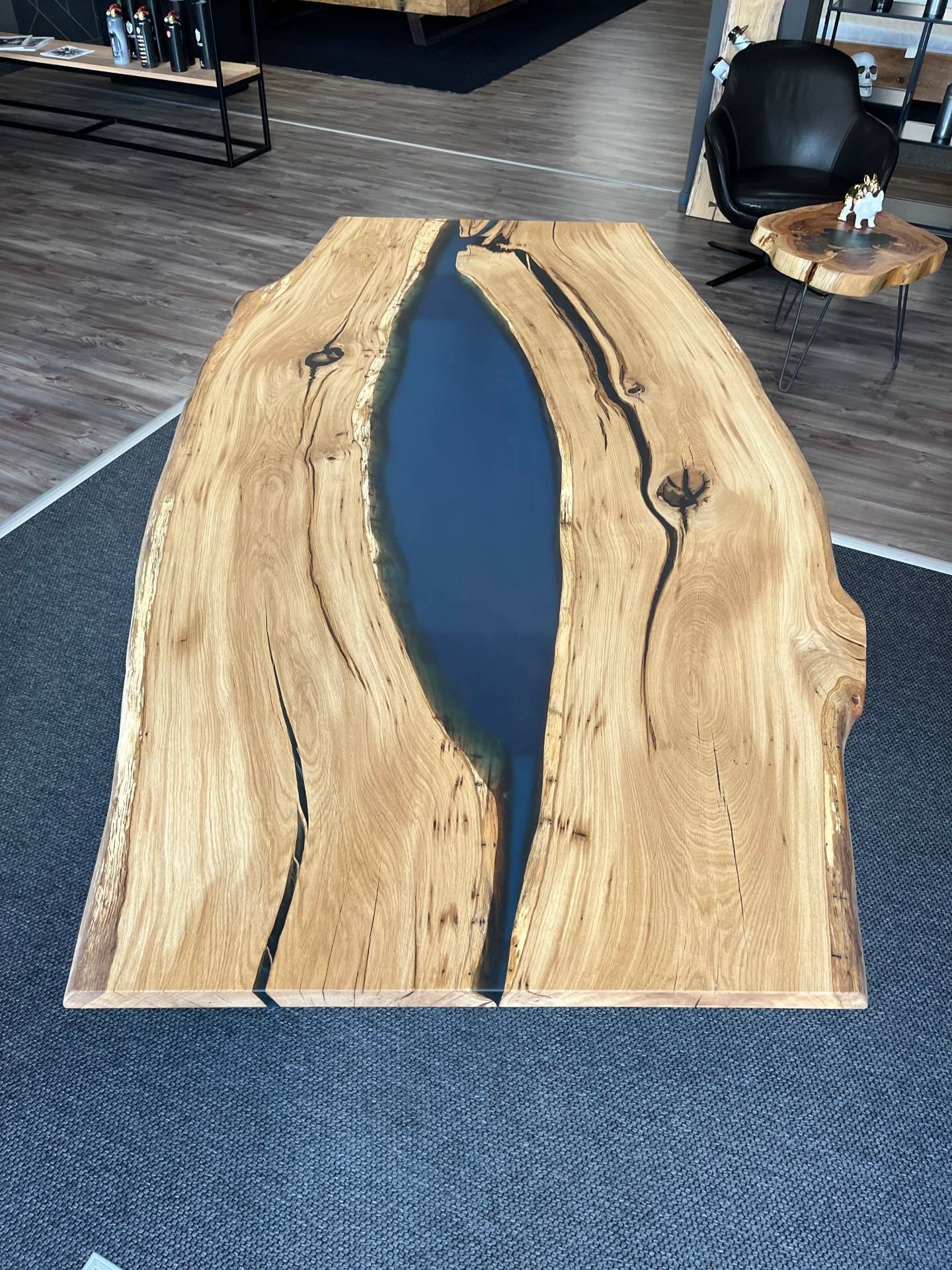 Massivholztisch mit dunkelblauem Epoxidharz