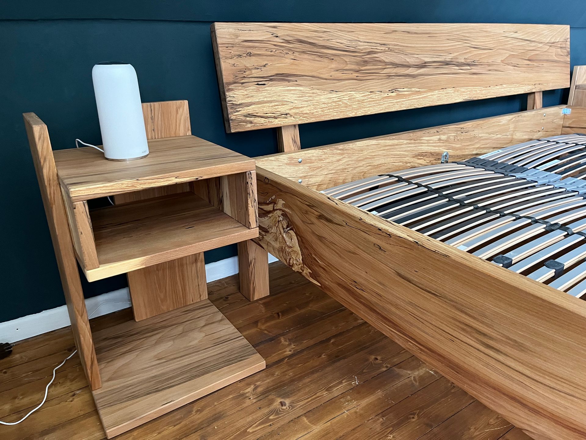 Holzbettrahmen und passendem Nachttisch