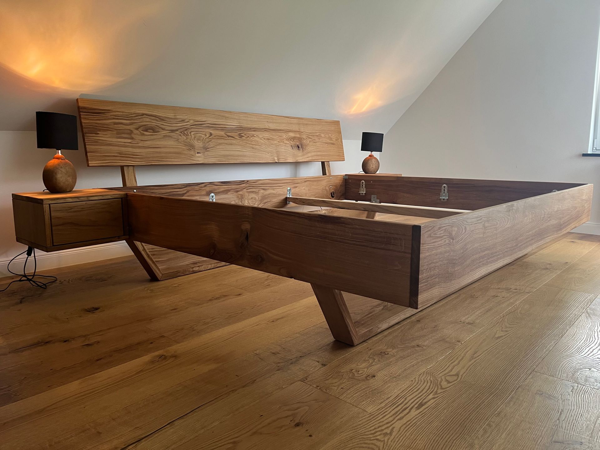 Holzbettrahmen mit nachttisch