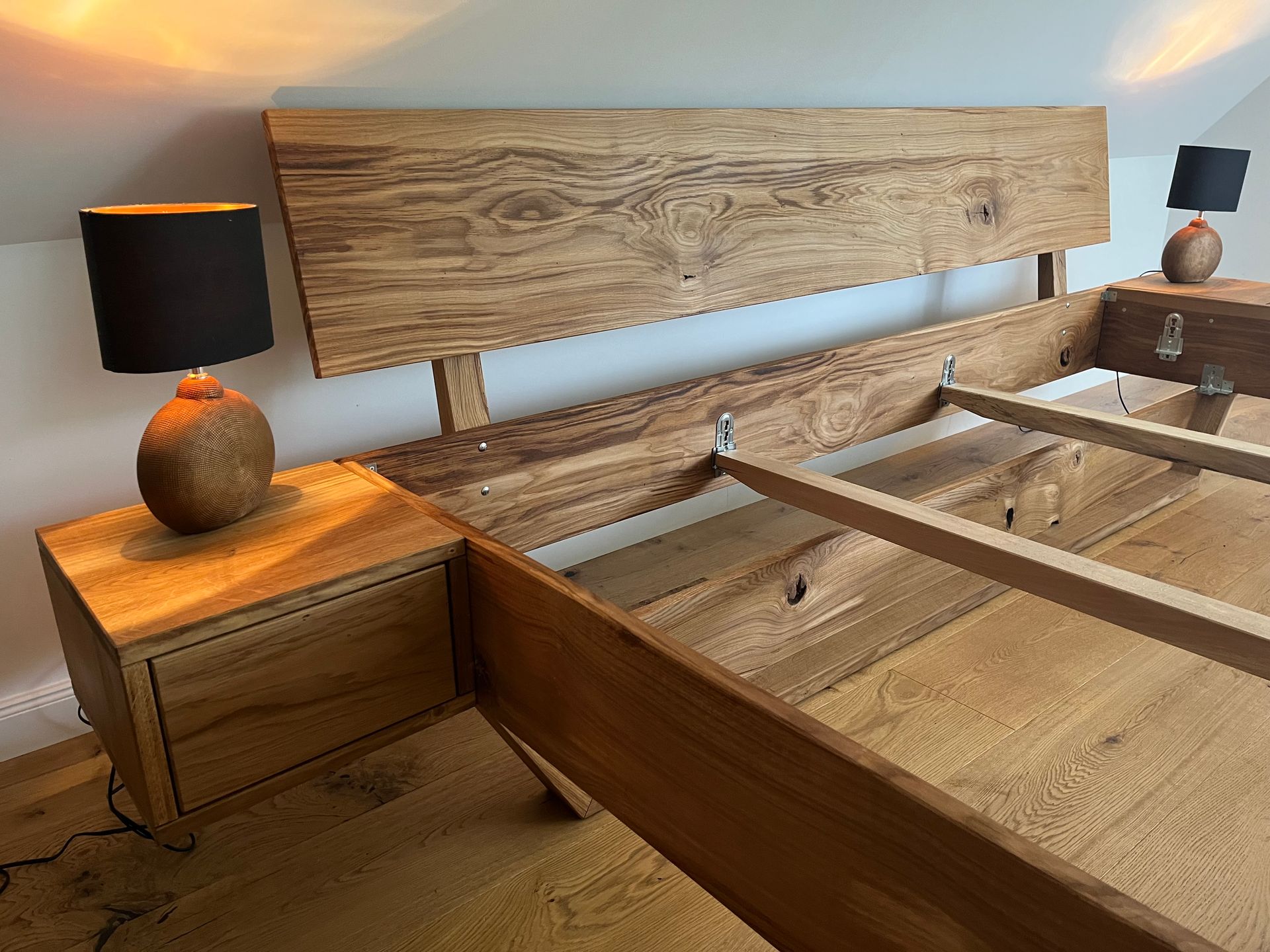 Holzbettrahmen Mit Nachttisch