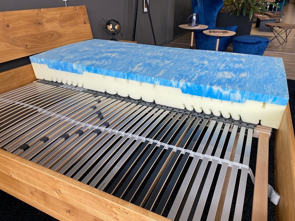 Esszimmer mit handgefertigten Stühlen und Epoxidharztisch