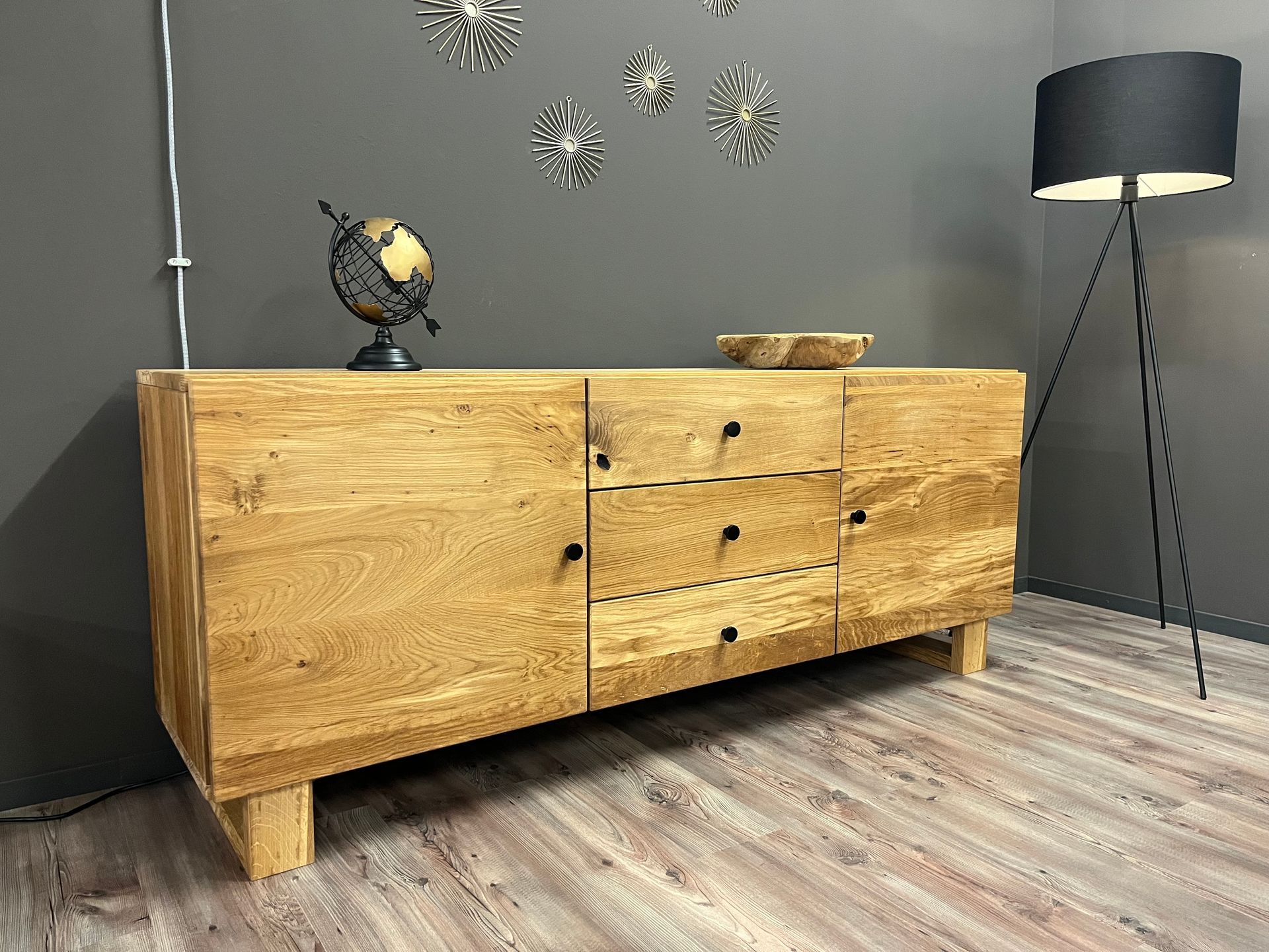 Raumteiler Ablageflächen aus Holz auf zwei Etagen verteilt und Metallgestell