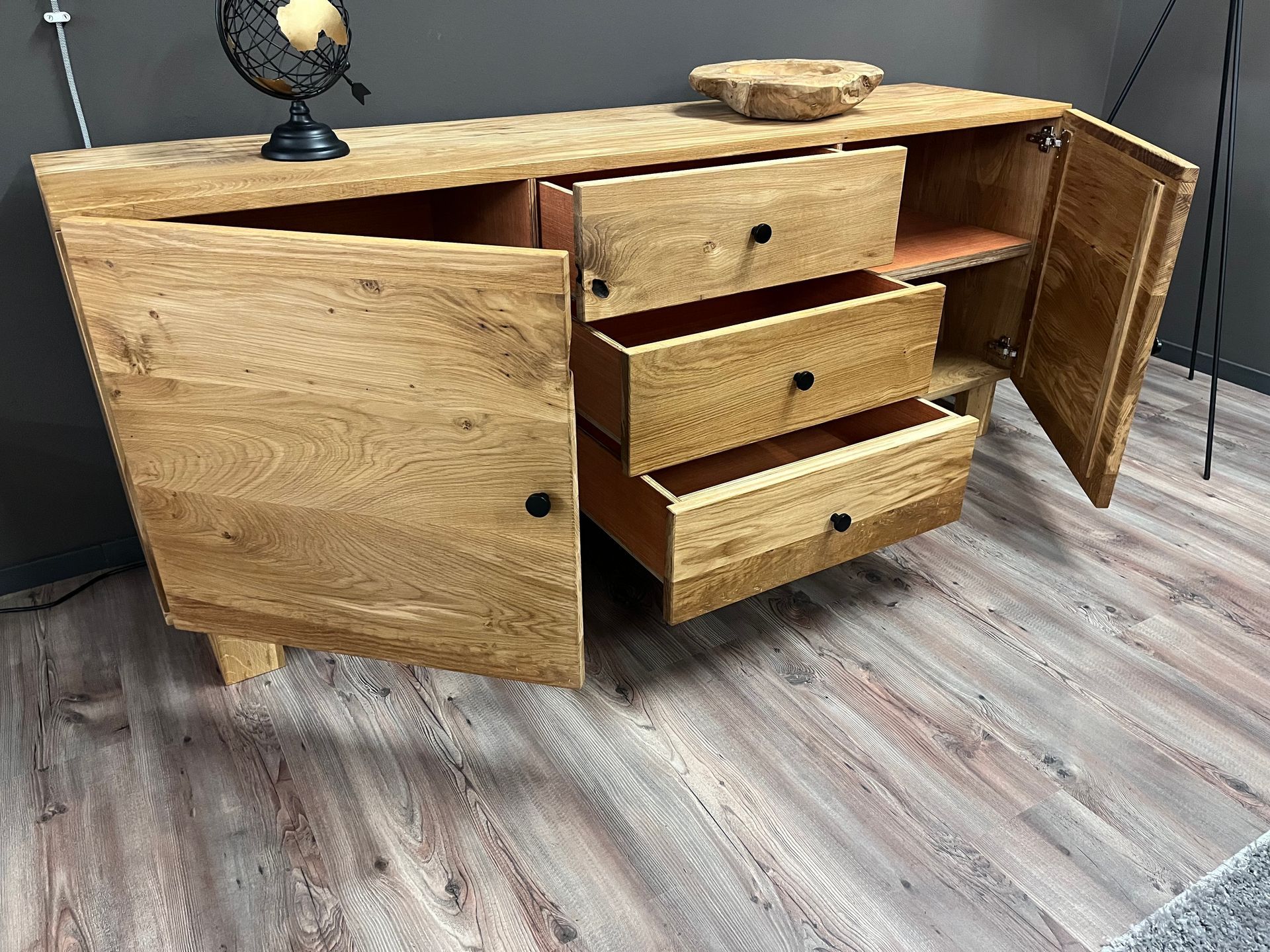 Raumteiler Ablageflächen aus Holz auf zwei Etagen verteilt und Metallgestell