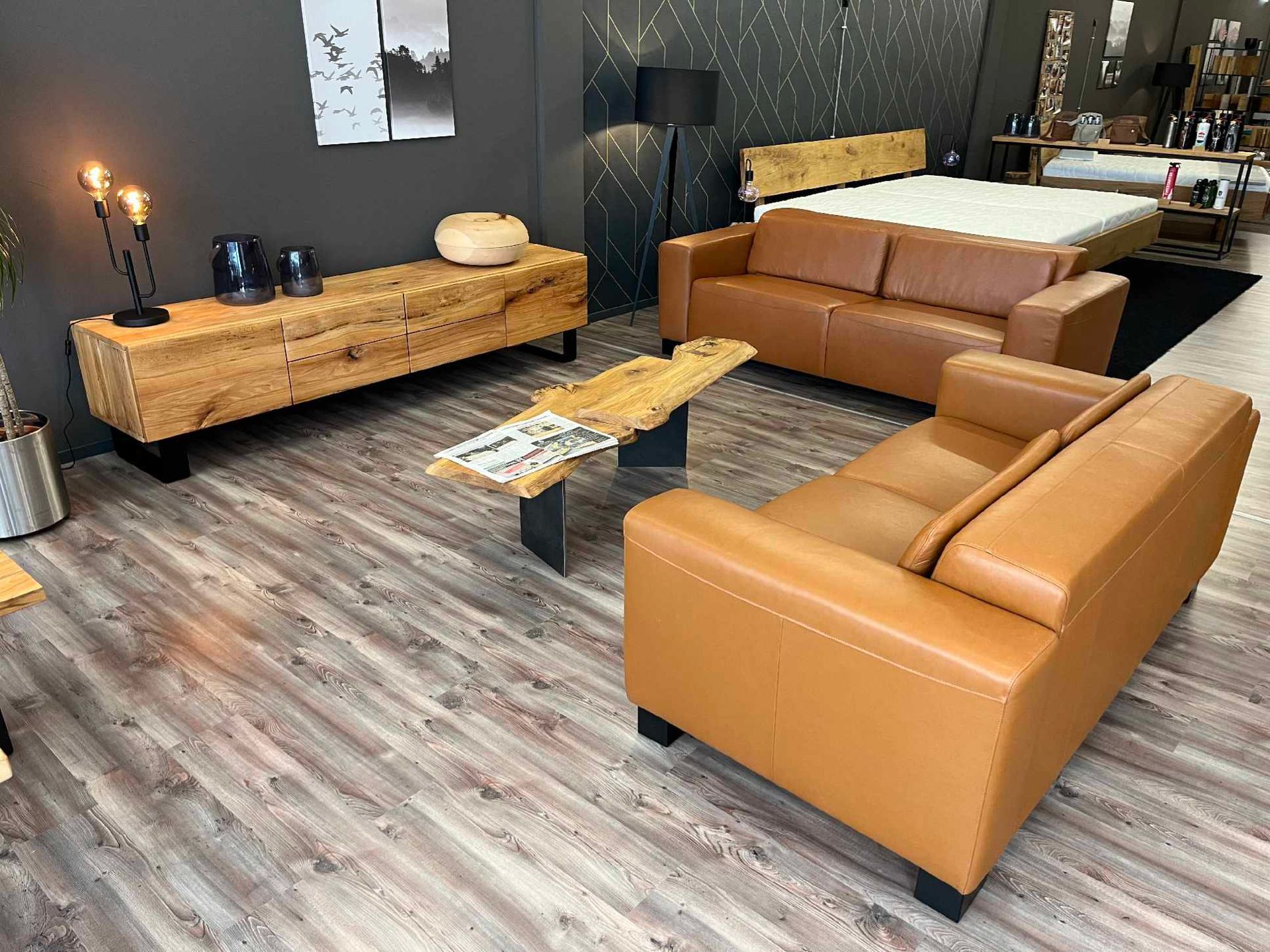 Extravaganter Couchtisch mit Metallfüßen