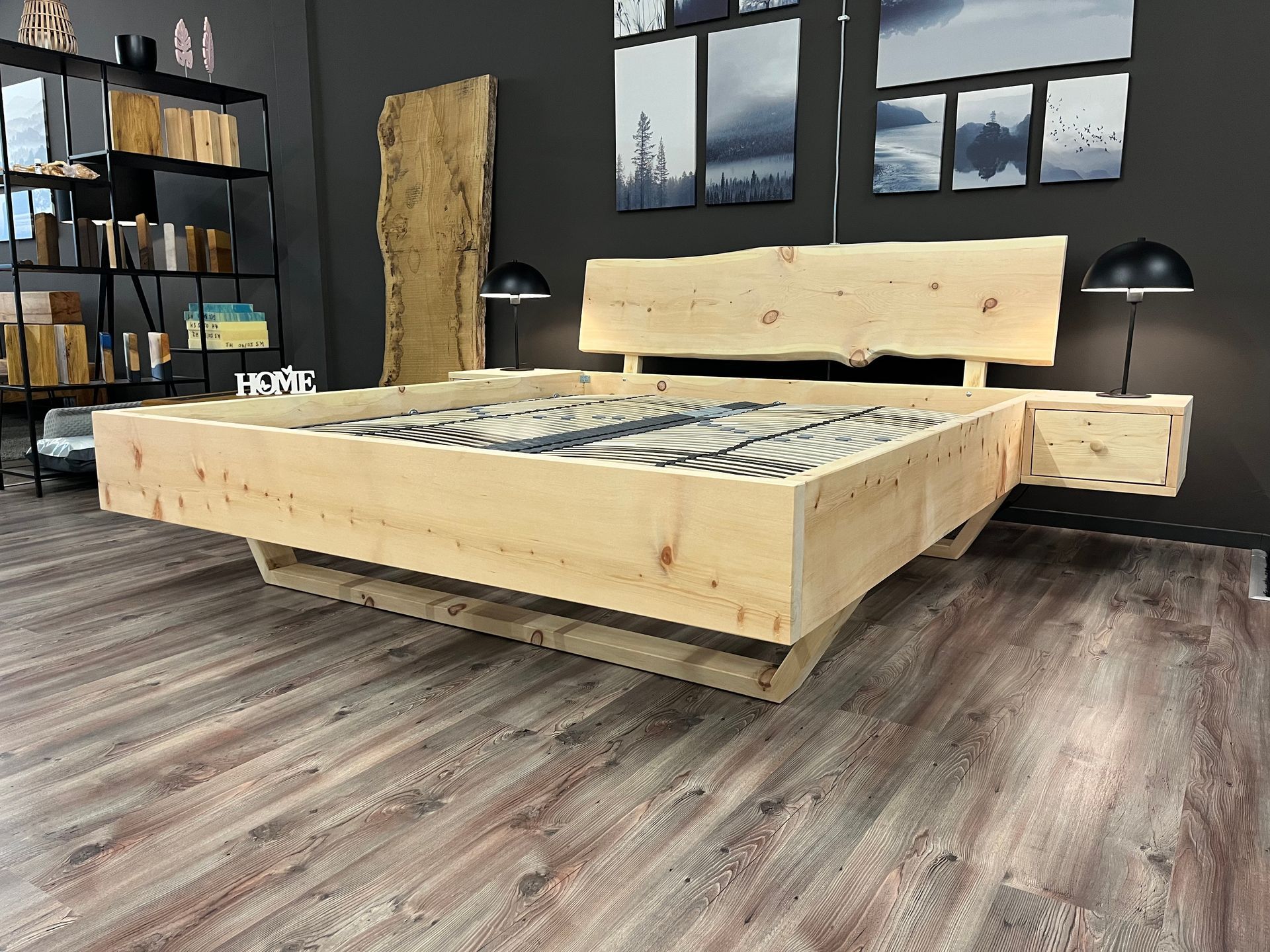 In einem Zimmer steht ein Holzbett auf einem Holzboden.