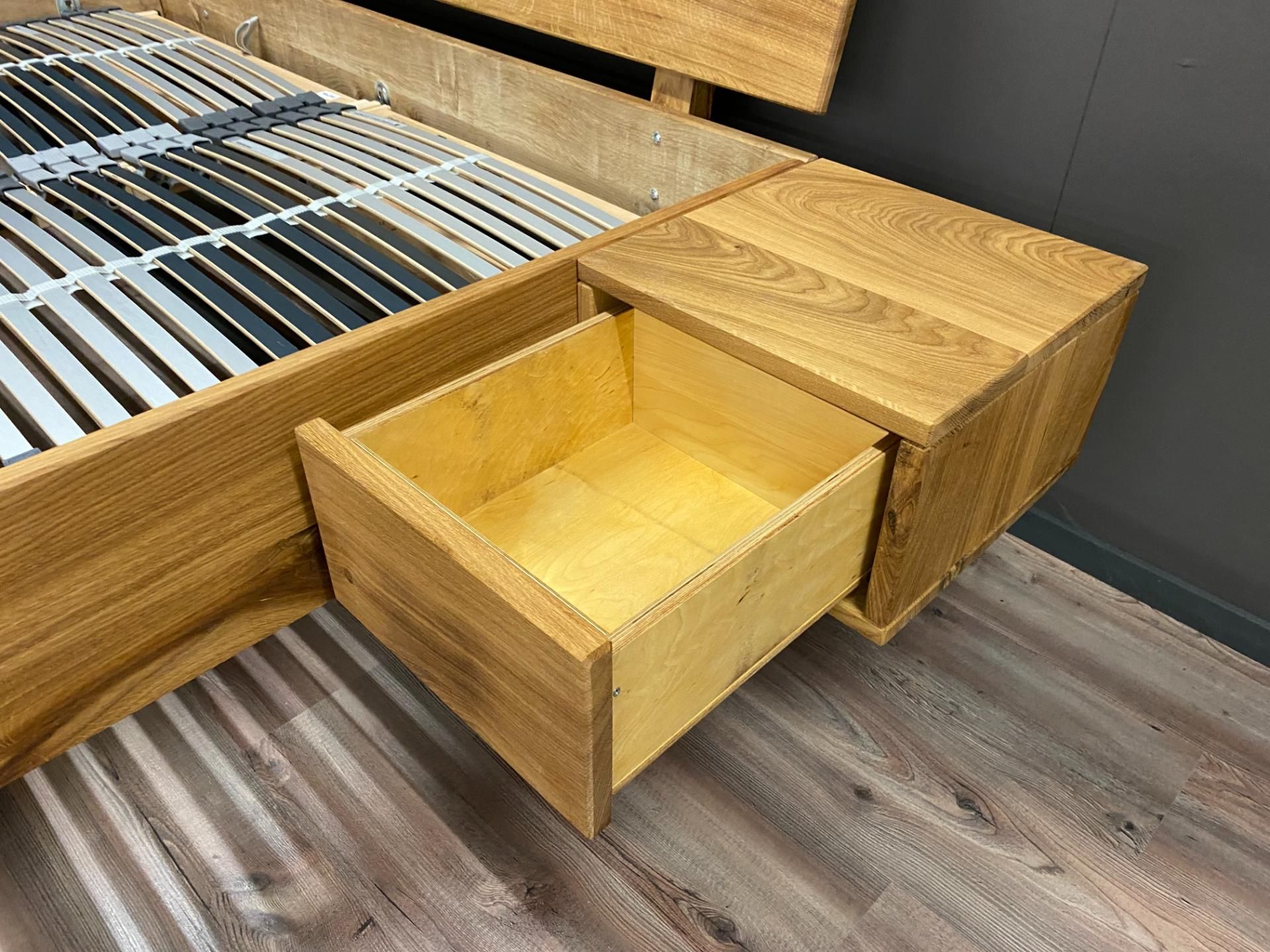 Massivholzbett mit integriertem Nachtisch und Schlafsystem von Möbel Specht