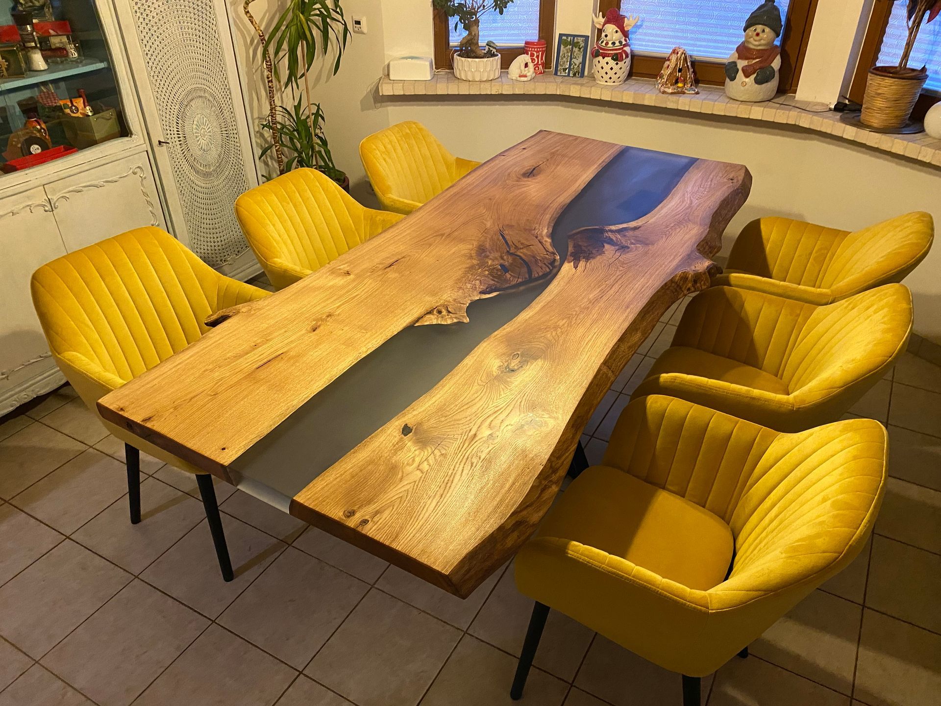 Holztisch mit gelben Stühlen davor