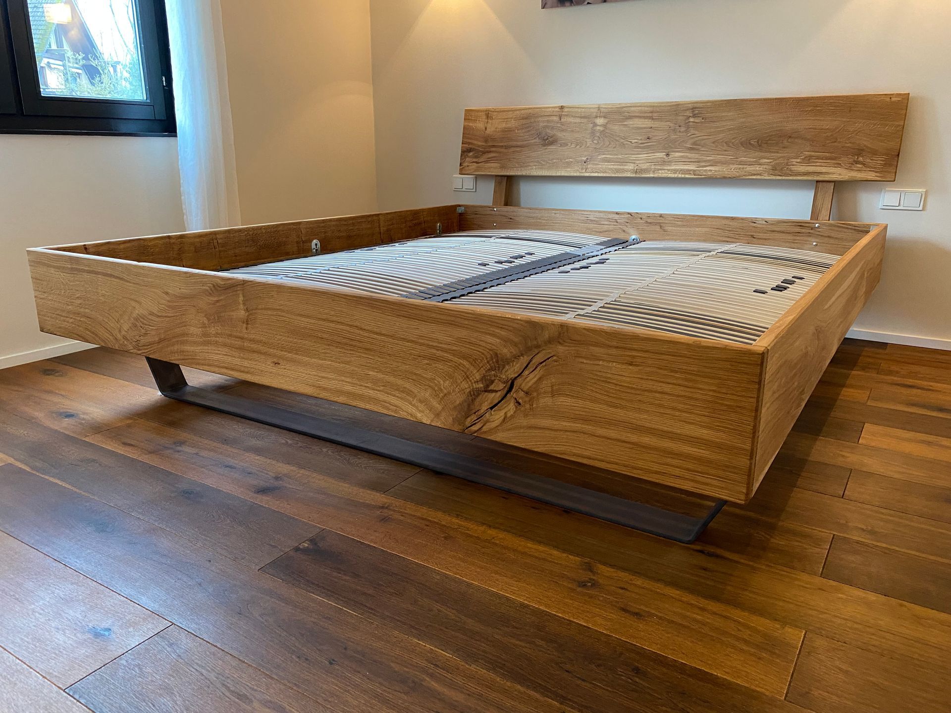Holzbettrahmen auf einem Holzboden