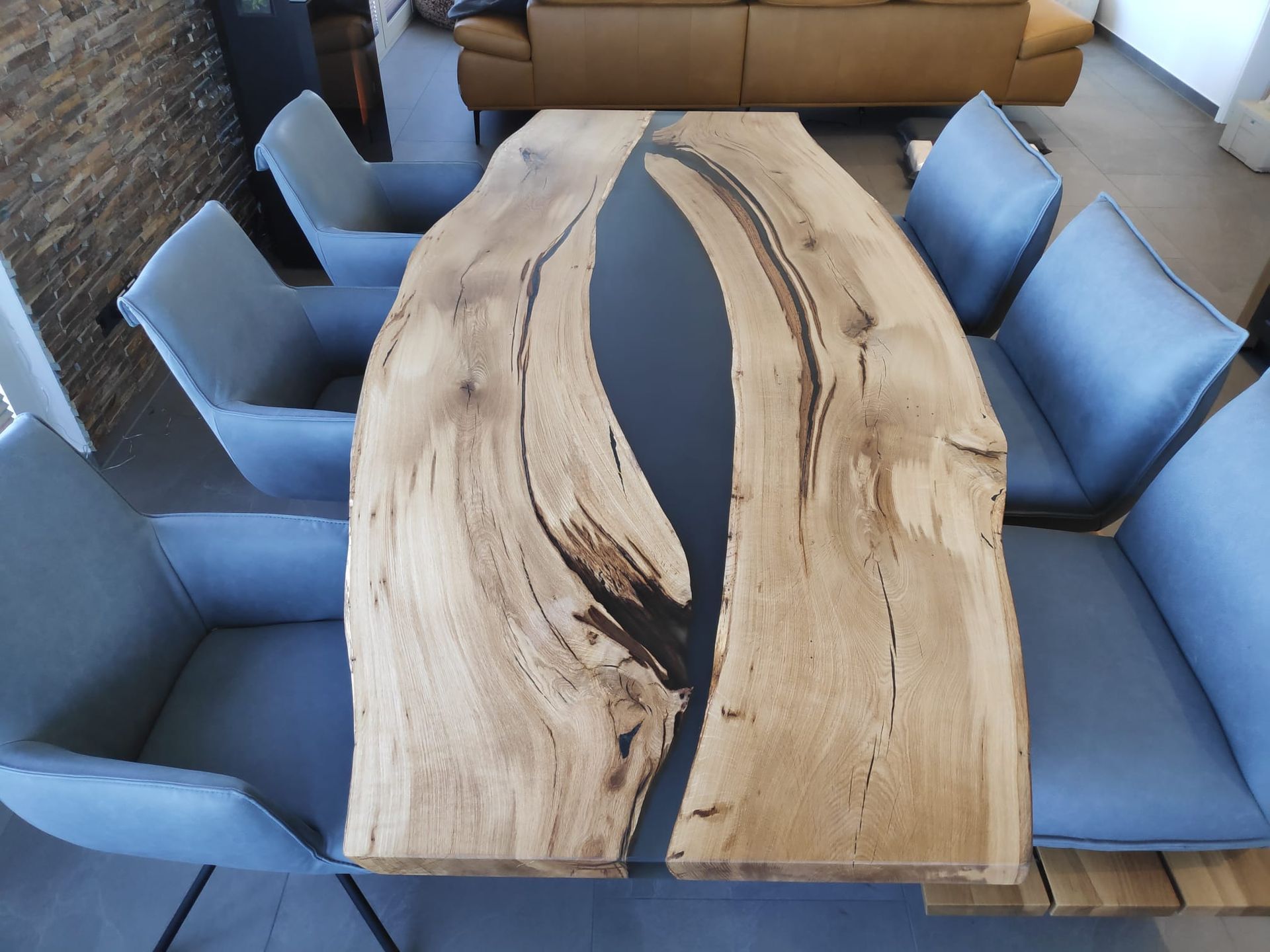 Holztisch und Stühle