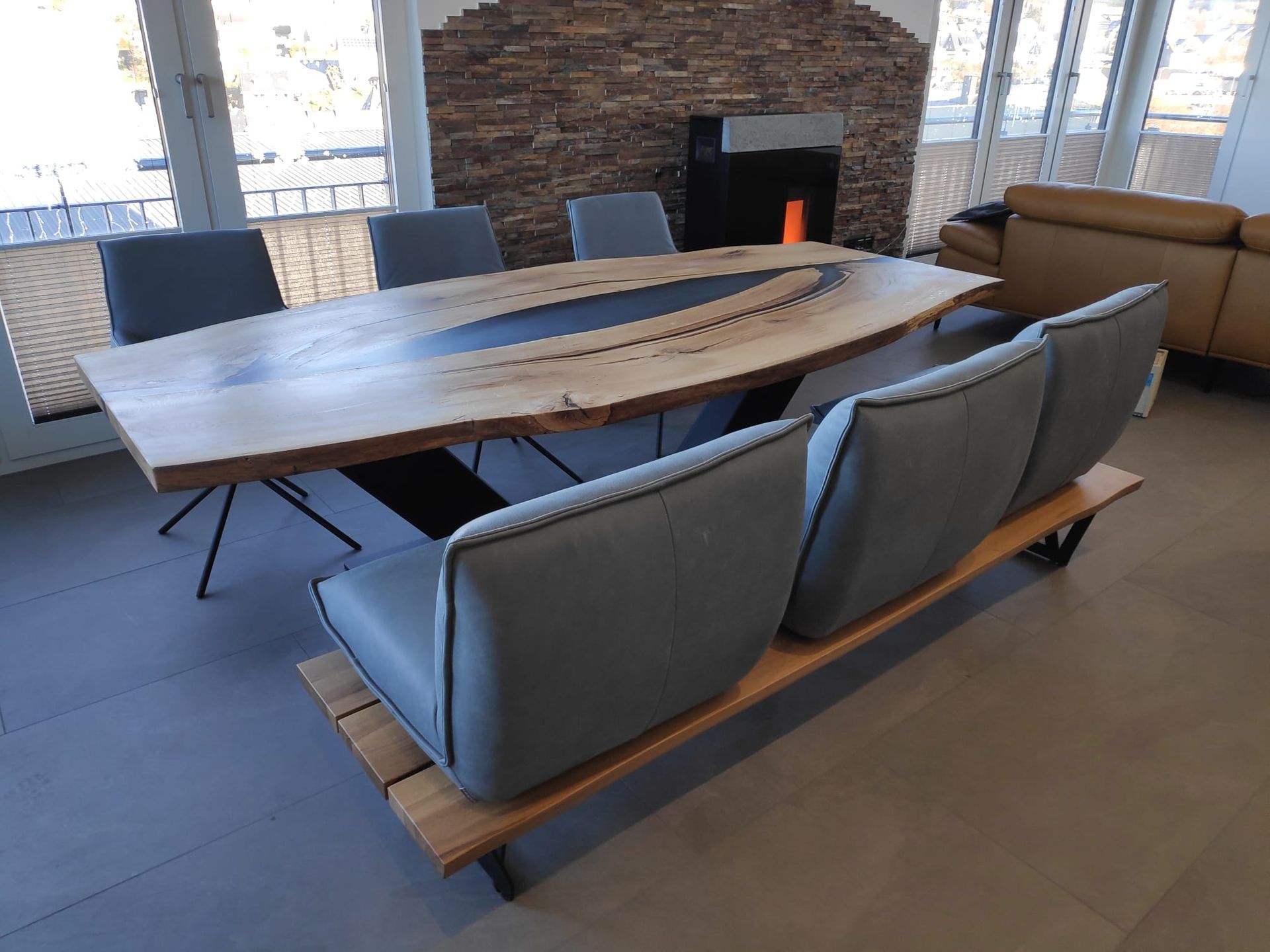 Holztisch mit gemütlicher Sitzbank und Stühlen