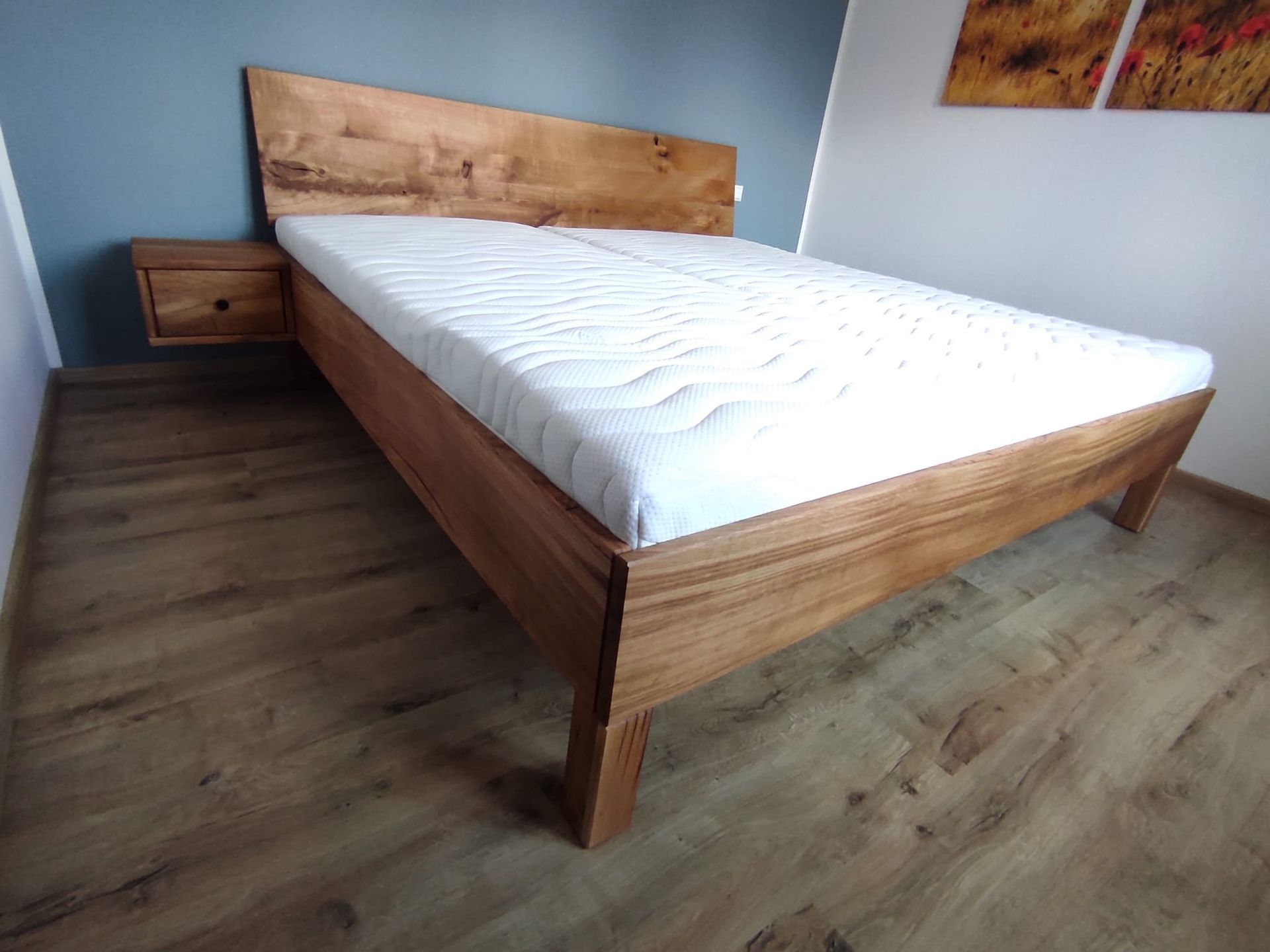 Holzbettgestell mit weißer nicht bezogener Matratze