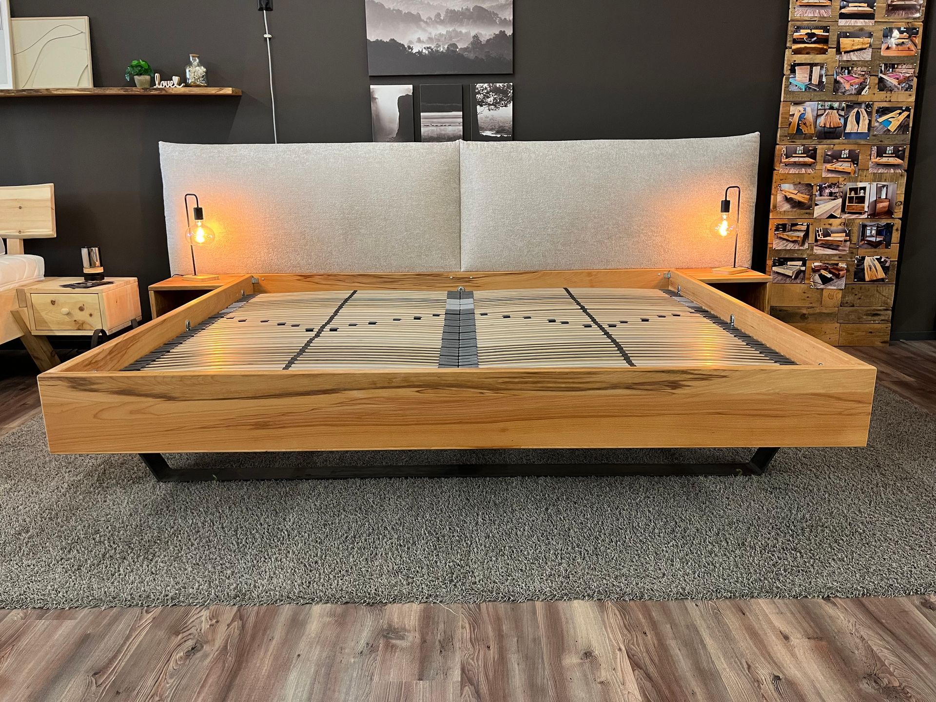 Familienbett 240x200cm Kernbuche massiv mit XXL Kissen-Polsterkopfteil und Nachtkonsolen
