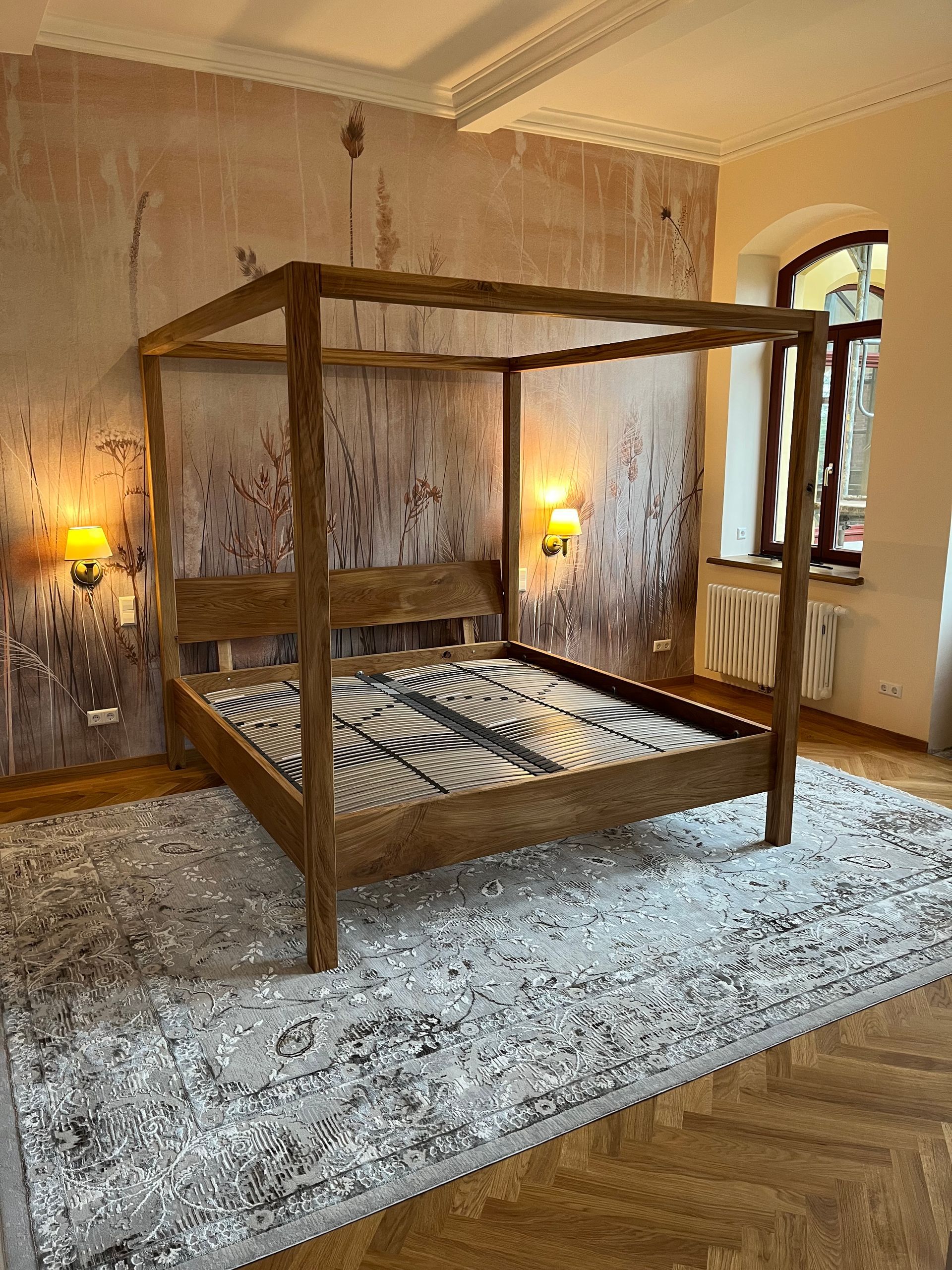 Ein Schlafzimmer mit Himmelbett und Teppich.