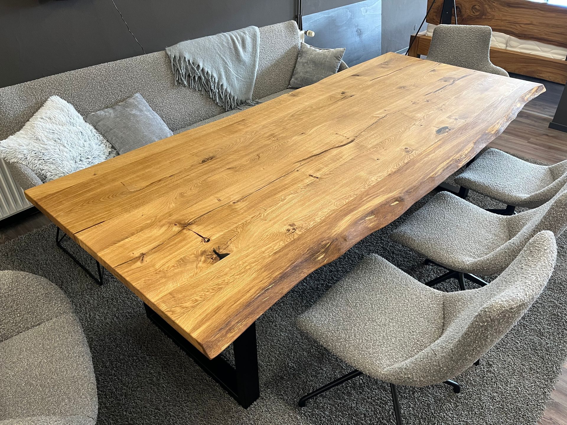 Esstisch Eiche massiv 260x110cm mit Baumkante und schwarzen Stahlkufen