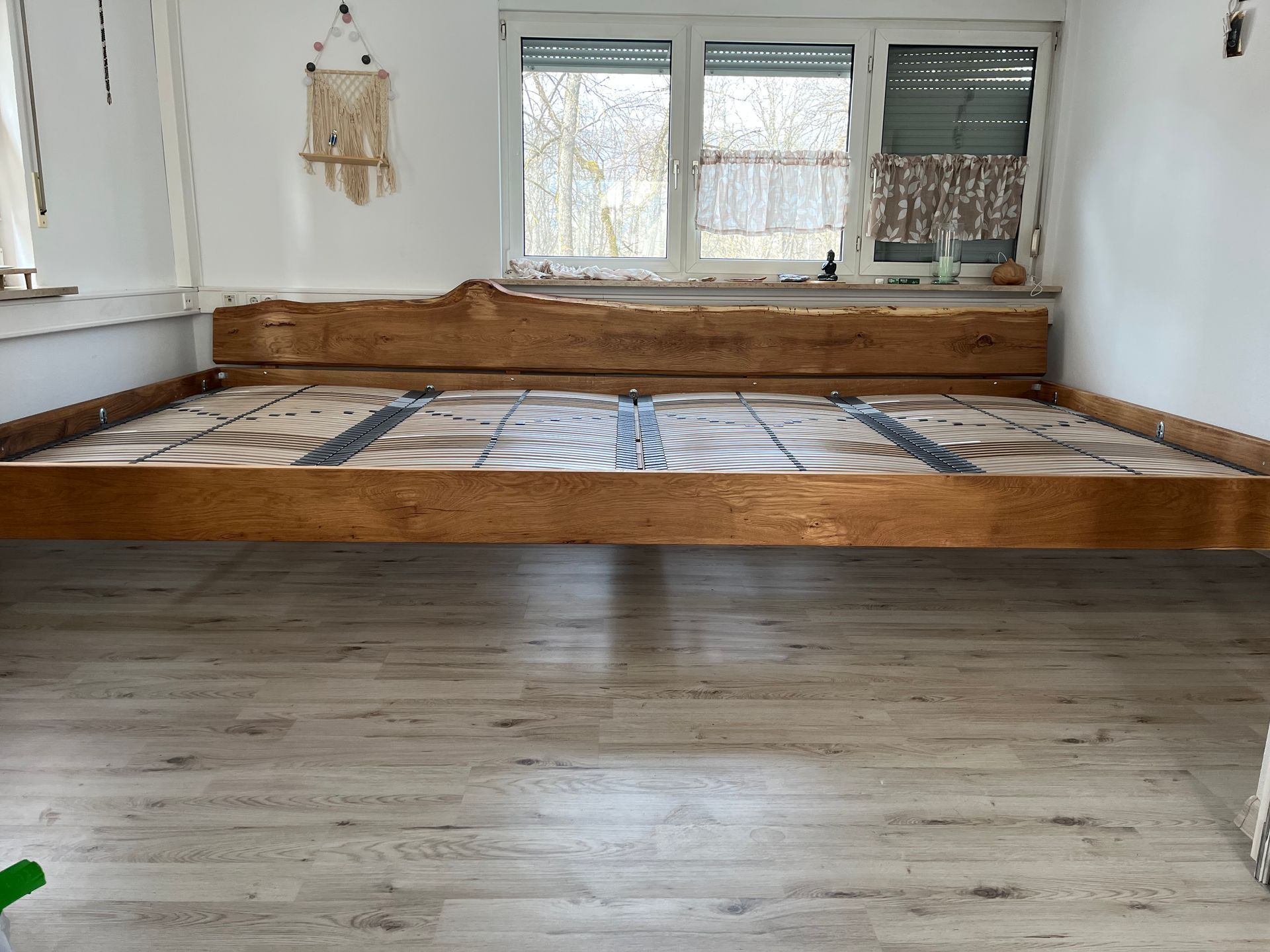 Großes Bett mit Lattenrost