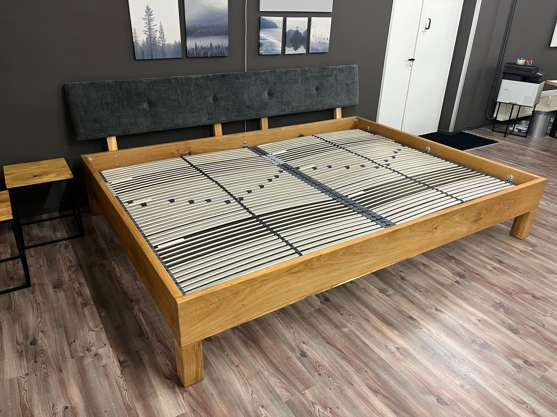 Familienbett Eiche mit Polsterkopfteil 280x200cm und Blockfüßen