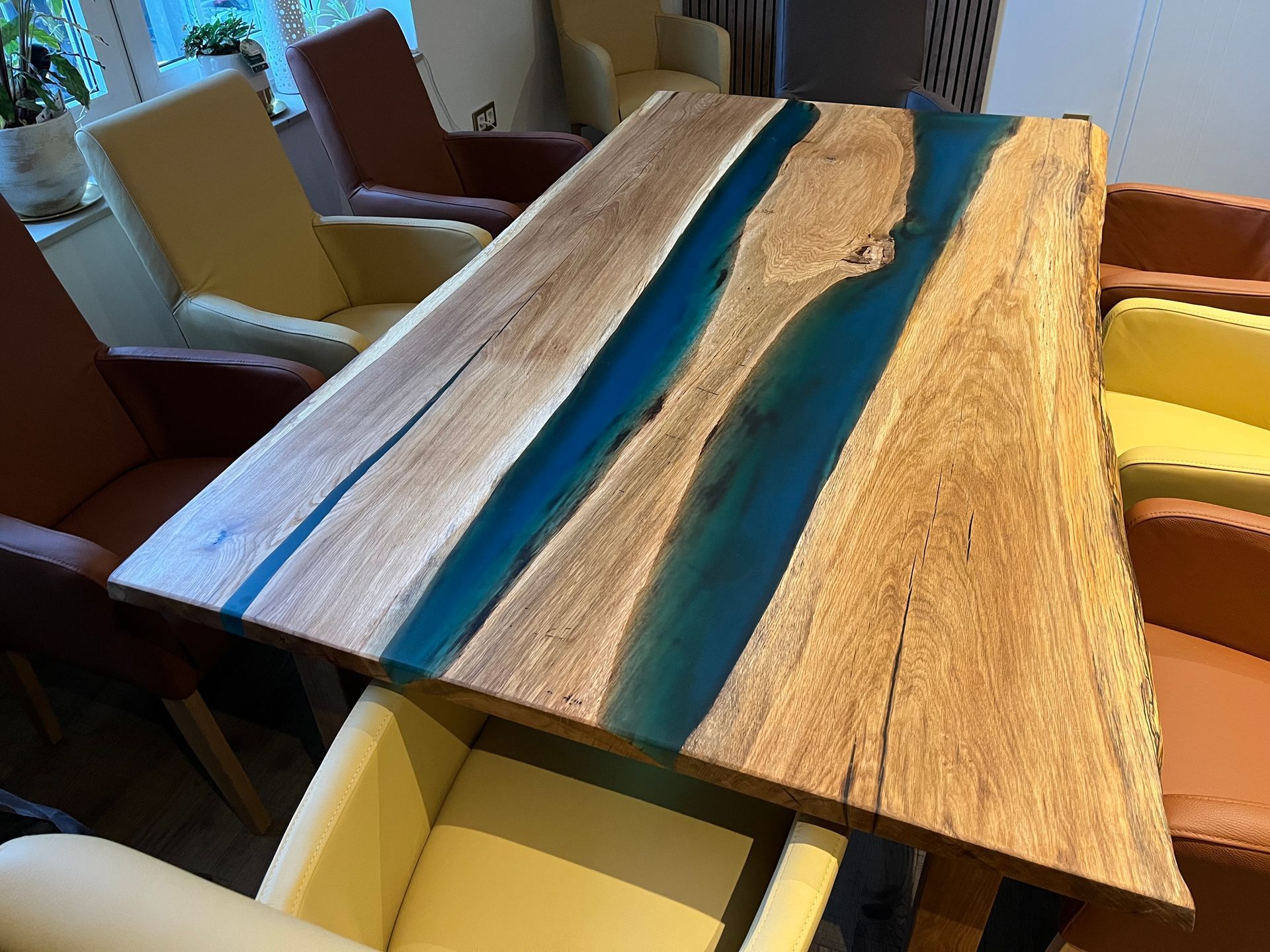 Sehr großer Massivholztisch mit blauem Epoxidharz