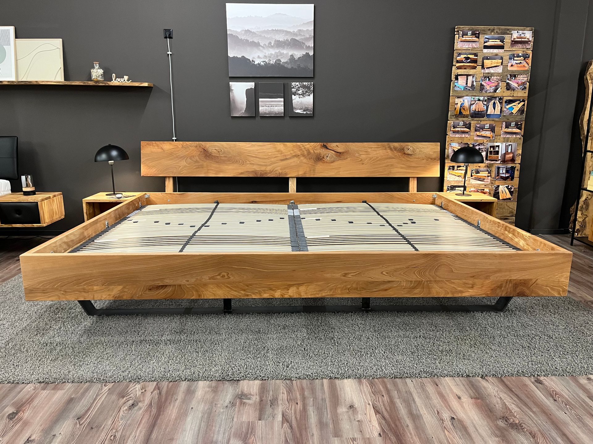 Familienbett Kernbuche 280x200cm mit Stahlkufen und Nachtkonsolen