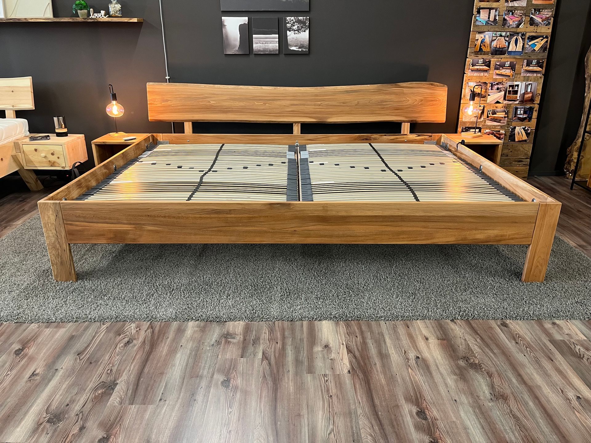 Familienbett Kernbuche 280x200cm mit Baumkantenkopfteil und offenen Nachtkonsolen