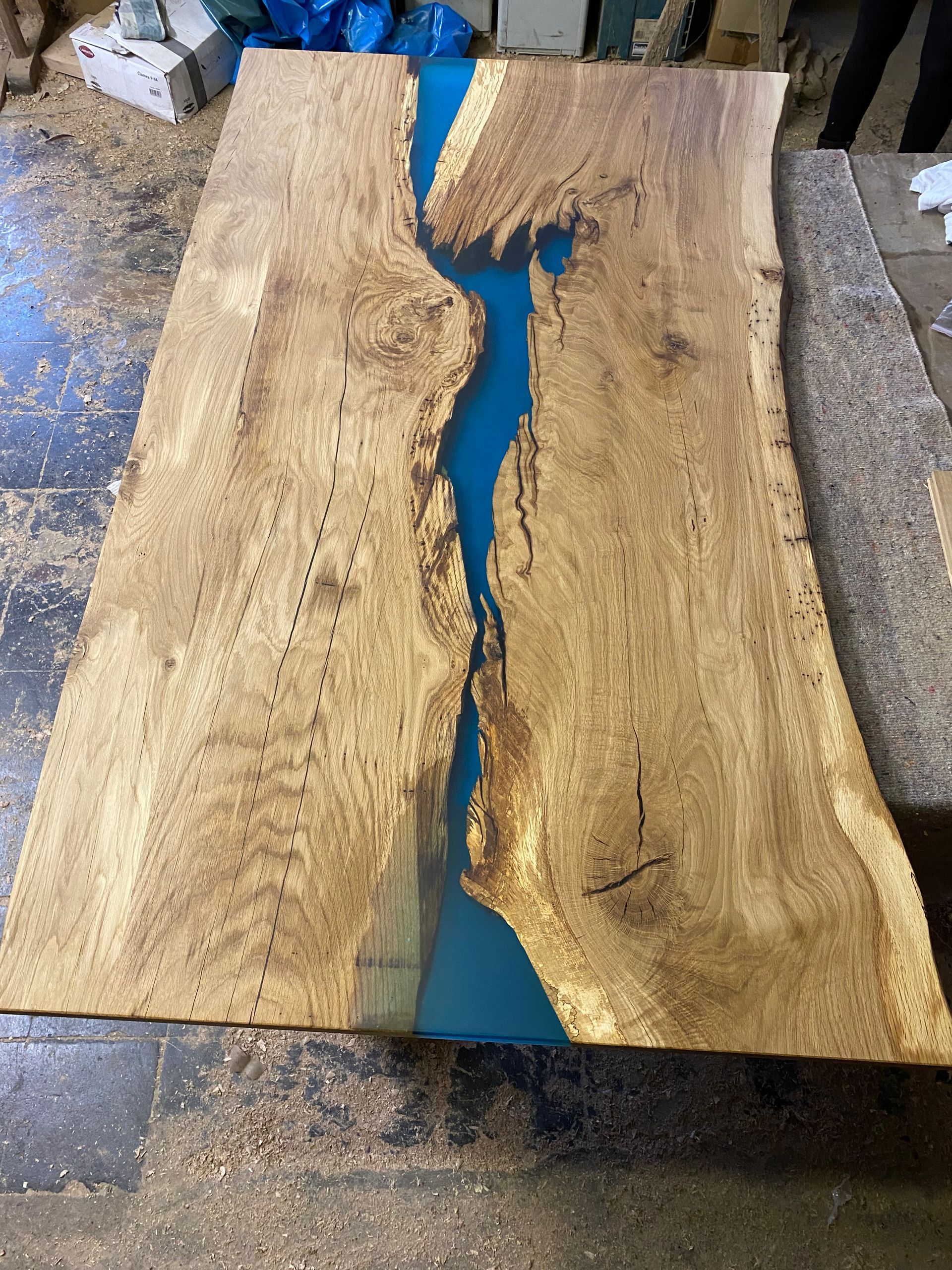 Massivholztisch in Übergröße mit blauem Epoxidharz